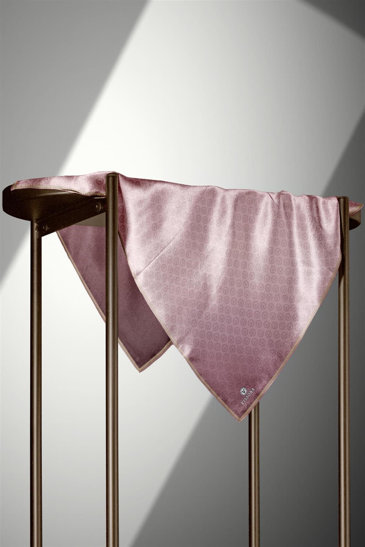 % 57 İPEK % 43 VİSKON Twill İpek Monogram Desenli Pudra - Gold Renkli 90x90 Eşarp Dikim Şekli : El Dikişi