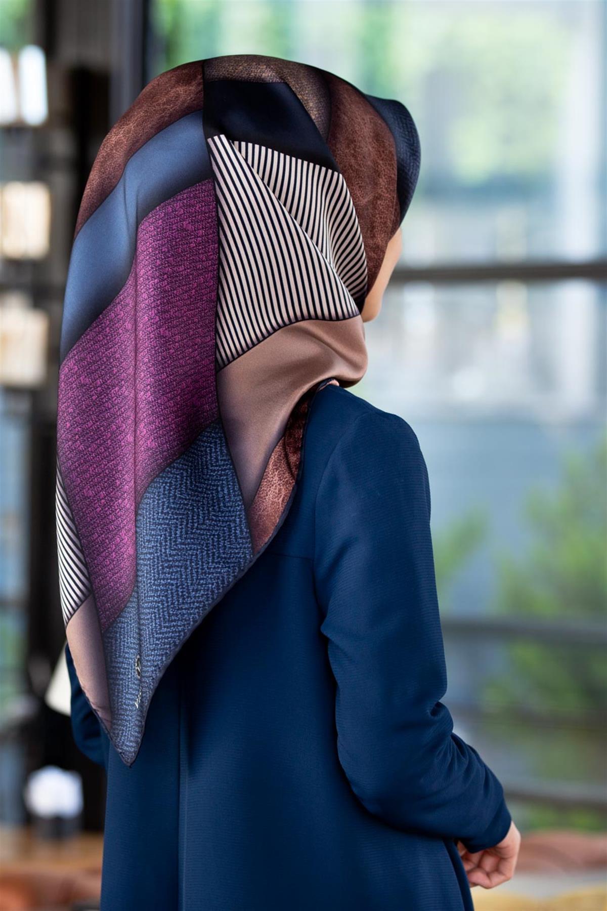 %100 Twill İpek Dokulu ve Geometrik Desenli Lacivert - Mürdüm Renkli 90x90 Eşarp Dikim Şekli : El Dikişi