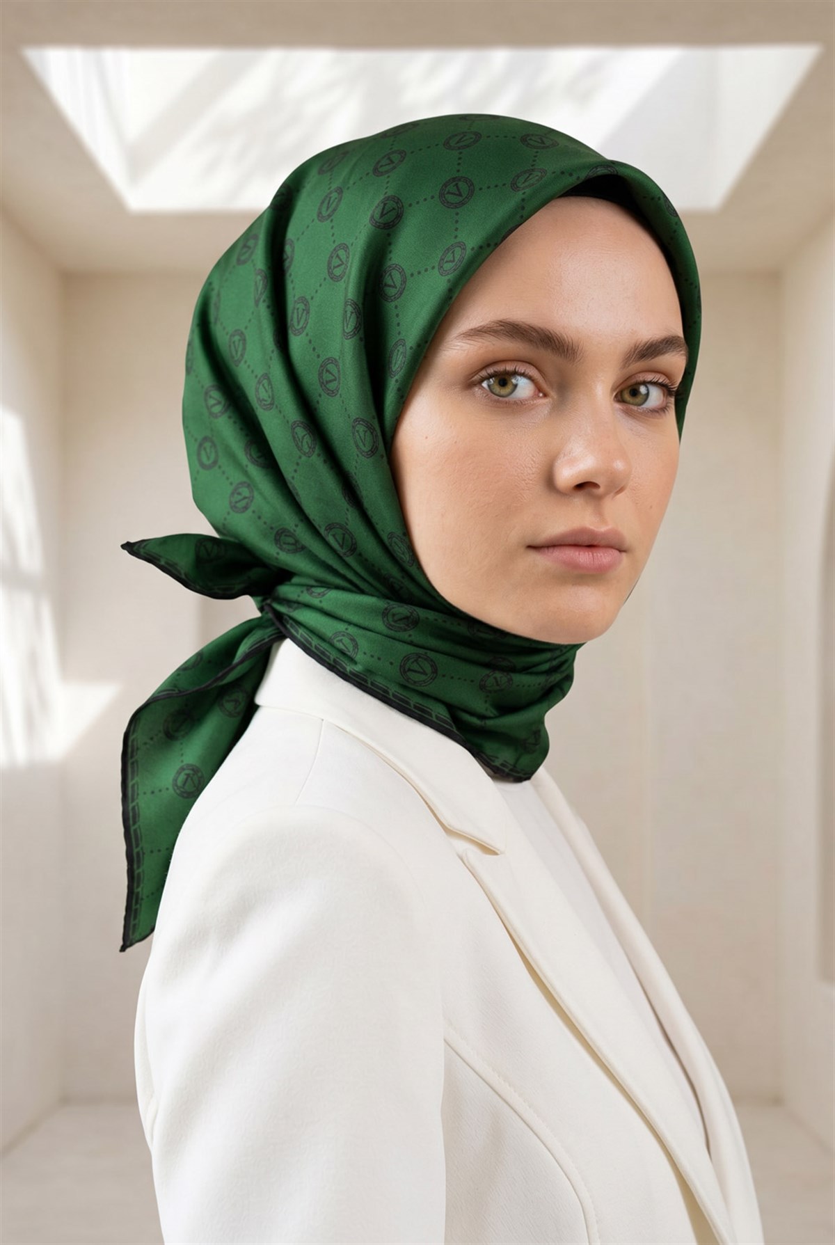 %100 Twill İpek Monogram Desenli Zümrüt Yeşili Renkli 90x90 Eşarp Dikim Şekli : El Dikişi