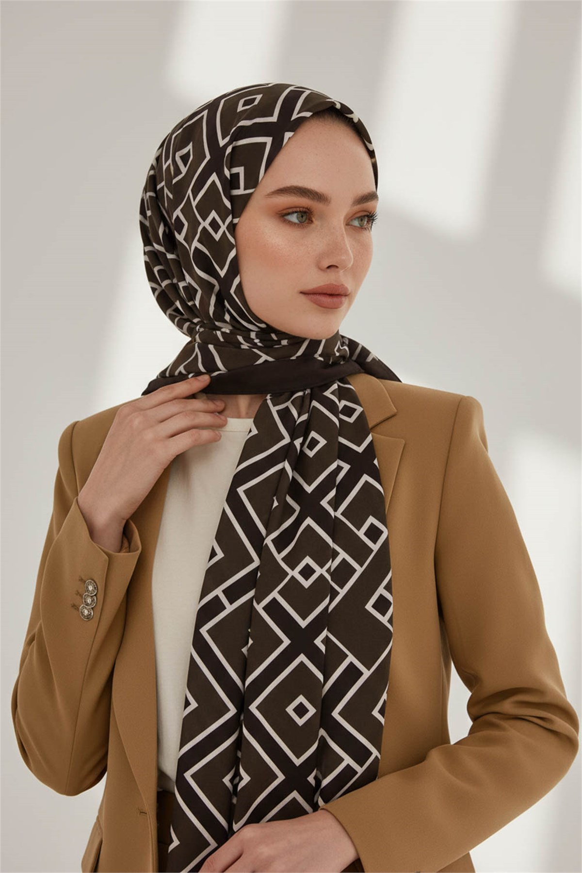 KREP GEOMETRİK DESENLİ KAHVERENGİ RENKLİ 75X195 KIRIŞMAZ ŞAL