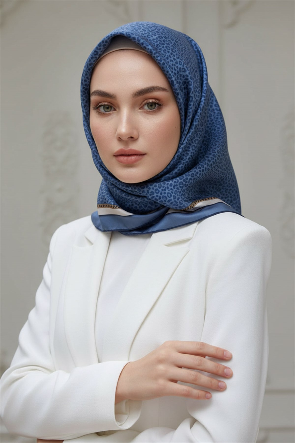 %100 Twill İpek Leopar Desenli İndigo - Krem Renkli 90x90 Eşarp Dikim Şekli : El Dikişi
