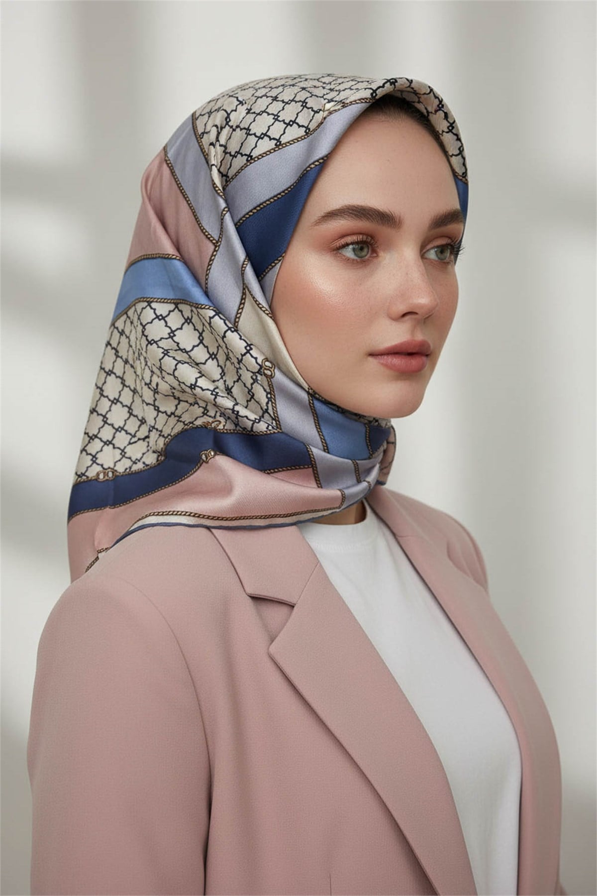 %100 Twill İpek Geometrik Desenli Pudra - Bebe Mavisi Renkli 90x90 Eşarp Dikim Şekli : El Dikişi
