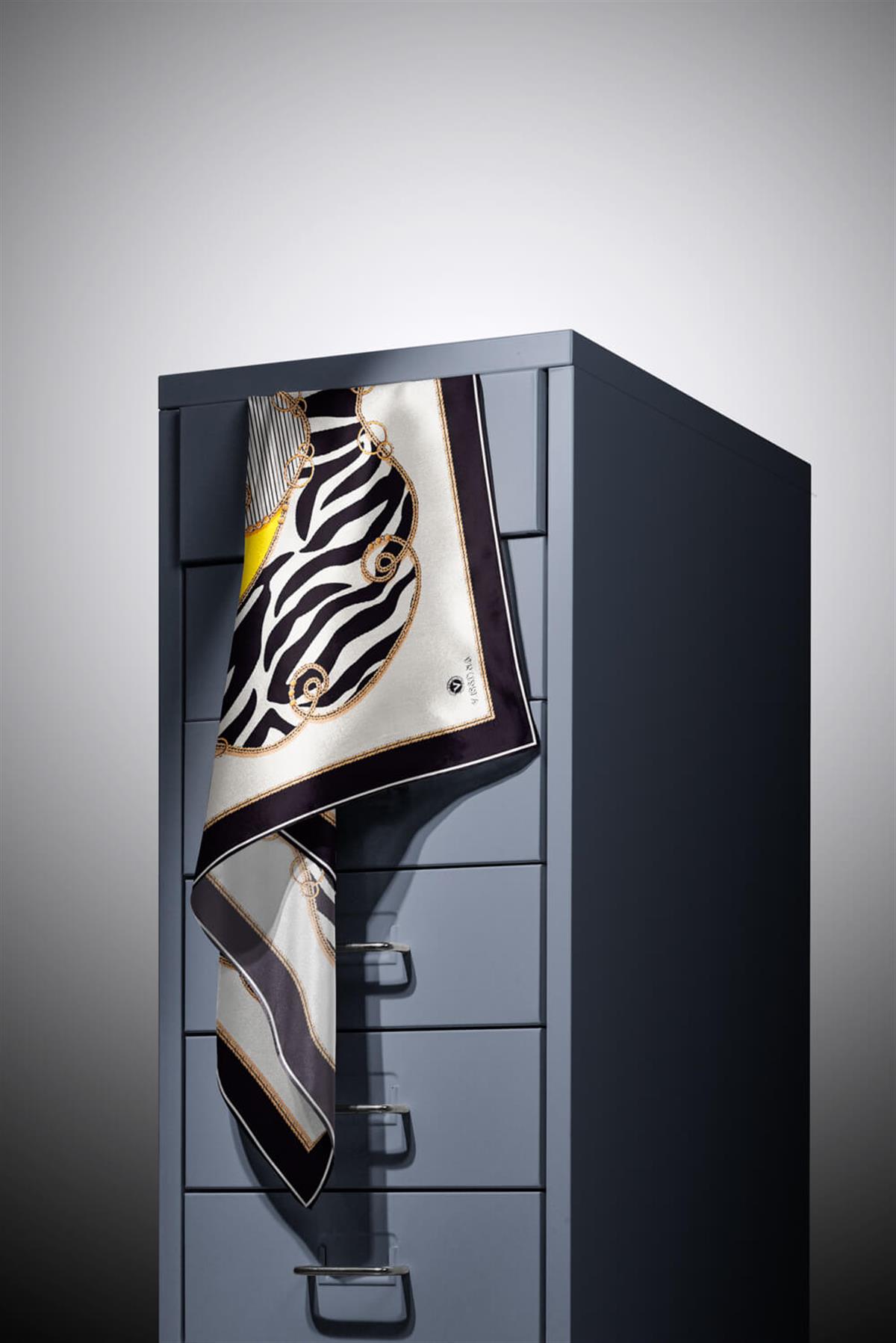 %100 Twill İpek Zincirli Ve Zebra Desenli Siyah - Limon Sarısı Renkli 90x90 Eşarp Dikim Şekli : El Dikişi