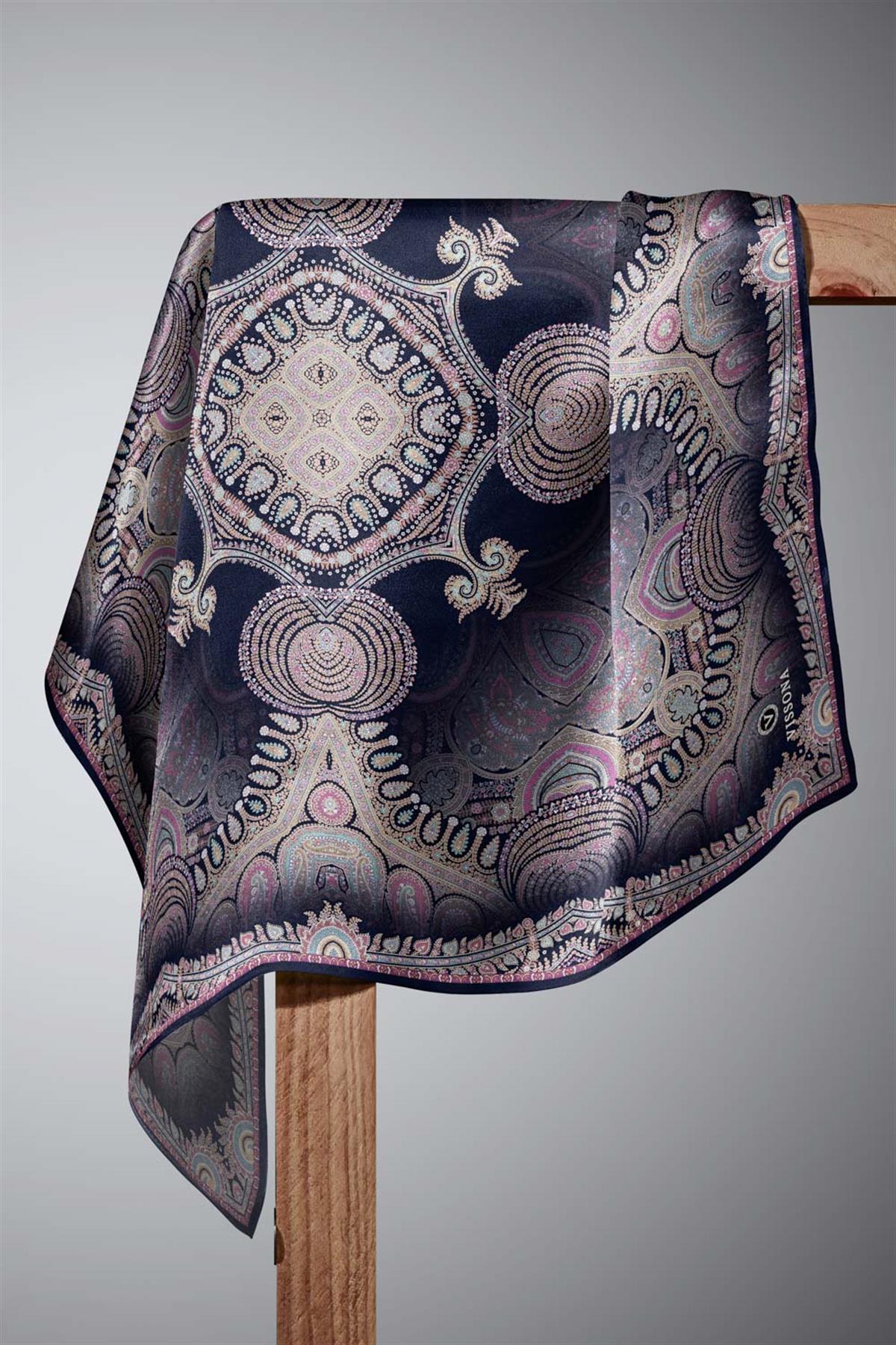 %100 Twill İpek Şal Desenli Lacivert Renkli 90x90 Eşarp Dikim Şekli : El Dikişi