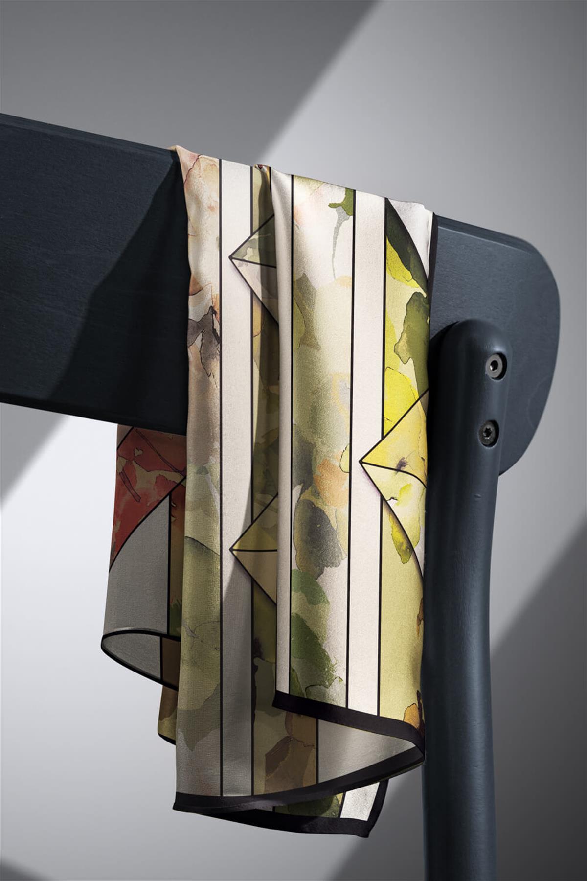 %100 Twill İpek Bahar Çiçekleri Desenli Haki Yeşil - Vizon Renkli 90x90 Eşarp Kenar Dikiş Şekli El Dikişli