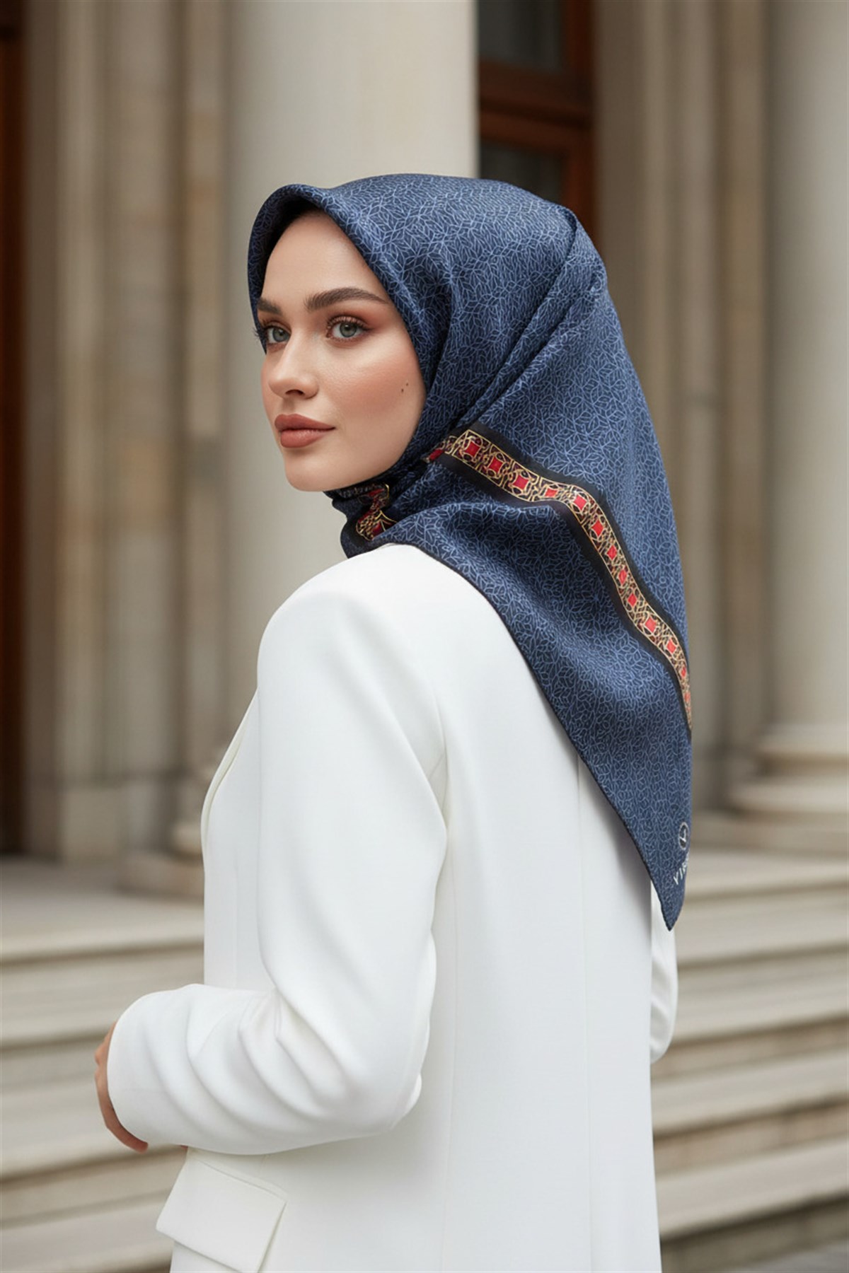 % 57 İPEK % 43 VİSKON Twill İpek Geometrik Desenli İndigo - Siyah Renkli 90x90 Eşarp Dikim Şekli : El Dikişi