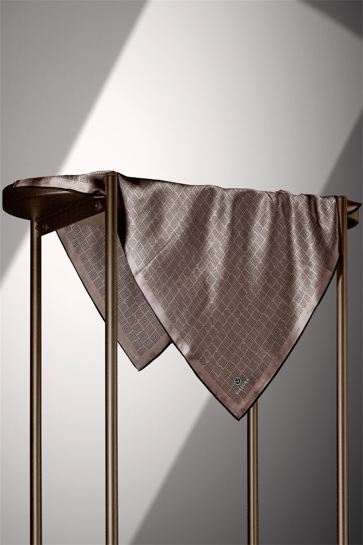 %57 İPEK %43 VİSKON Twill İpek Etnik Motif Desenli Vizon - Siyah Renkli 90x90 Eşarp Dikim Şekli : El Dikişi