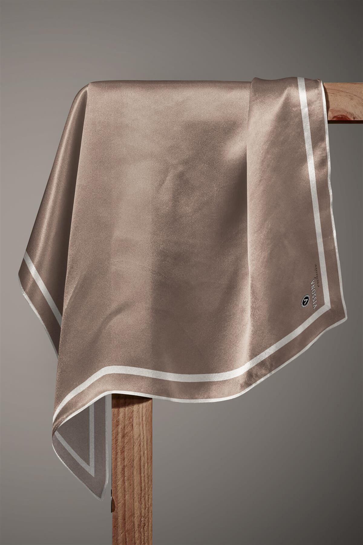 100% Twill İpek Düz Renk Bordür Desenli Taş - Krem Renkli Daha Tok Exclusive Serisi 90x90 Dikim Şekli : El Dikişi Eşarp