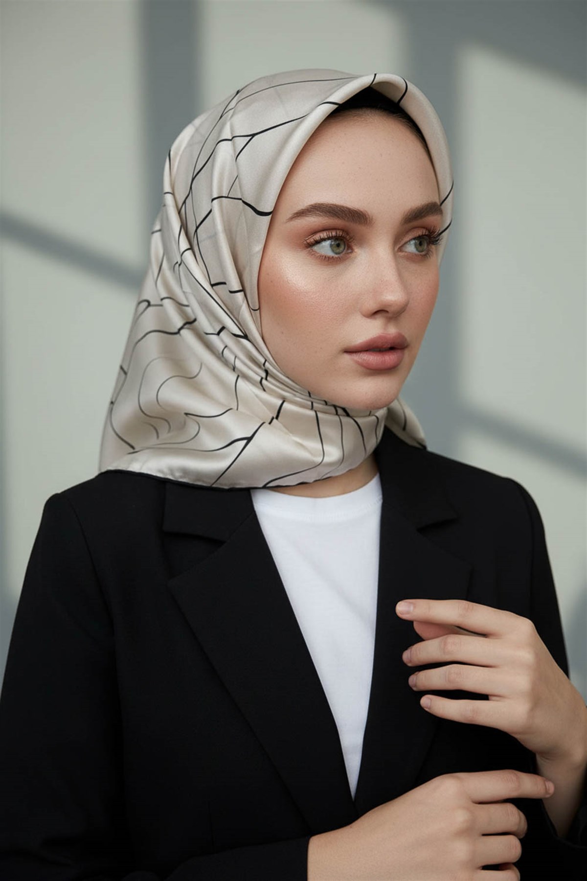 %100 Twill İpek Çizgi Desenli Krem - Siyah Renkli 90x90 Eşarp Dikim Şekli : El Dikişi