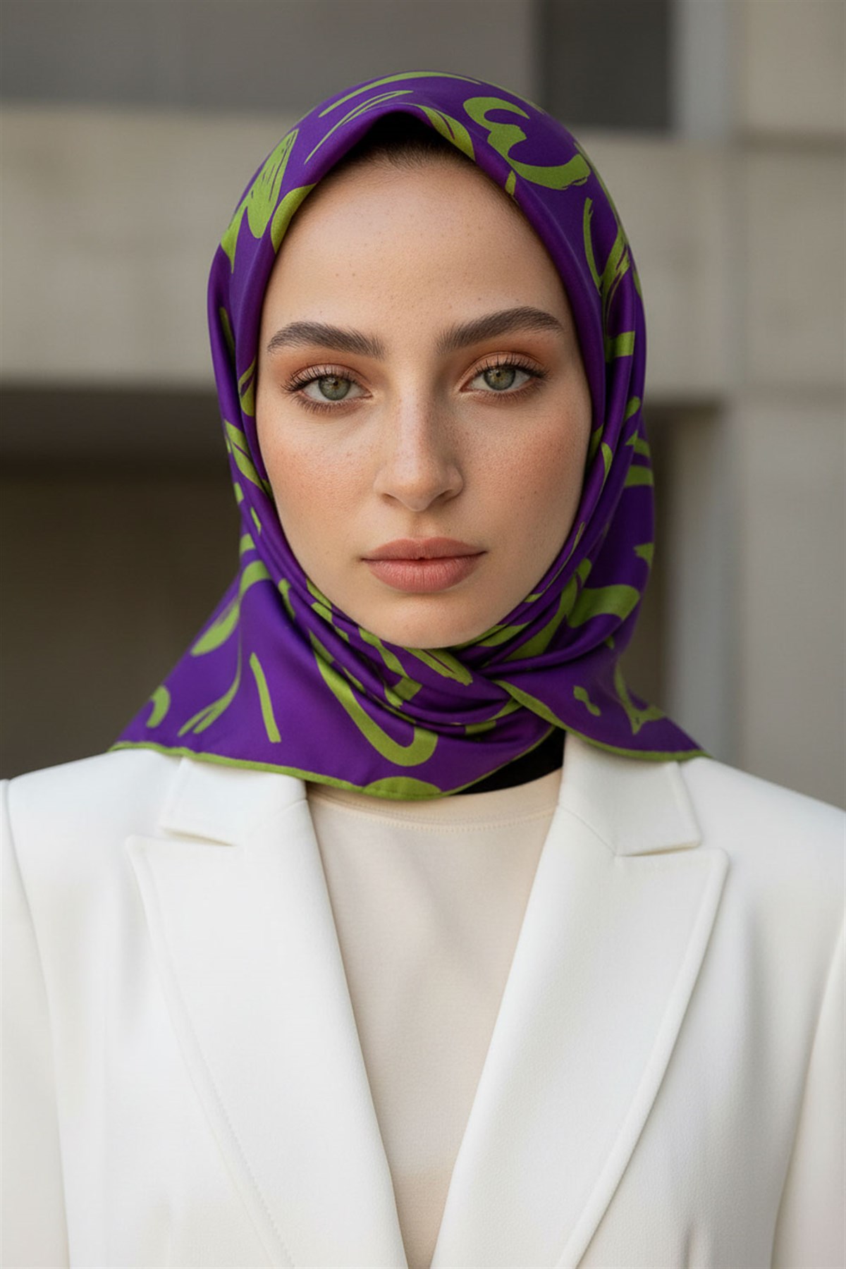 % 57 İPEK % 43 VİSKON Twill İpek Büyük Çiçek Desenli Mor - Haki Renkli 90x90 Eşarp Dikim Şekli : El Dikişi
