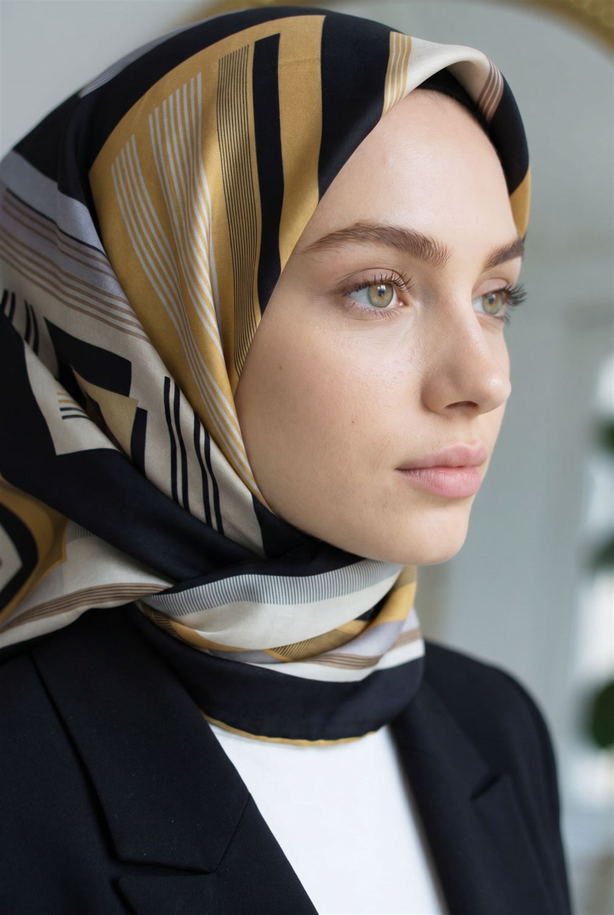 %100 Twill İpek Kare Desenli Siyah - Gold Renkli 90x90 Eşarp Kenar Dikiş Şekli El Dikişli