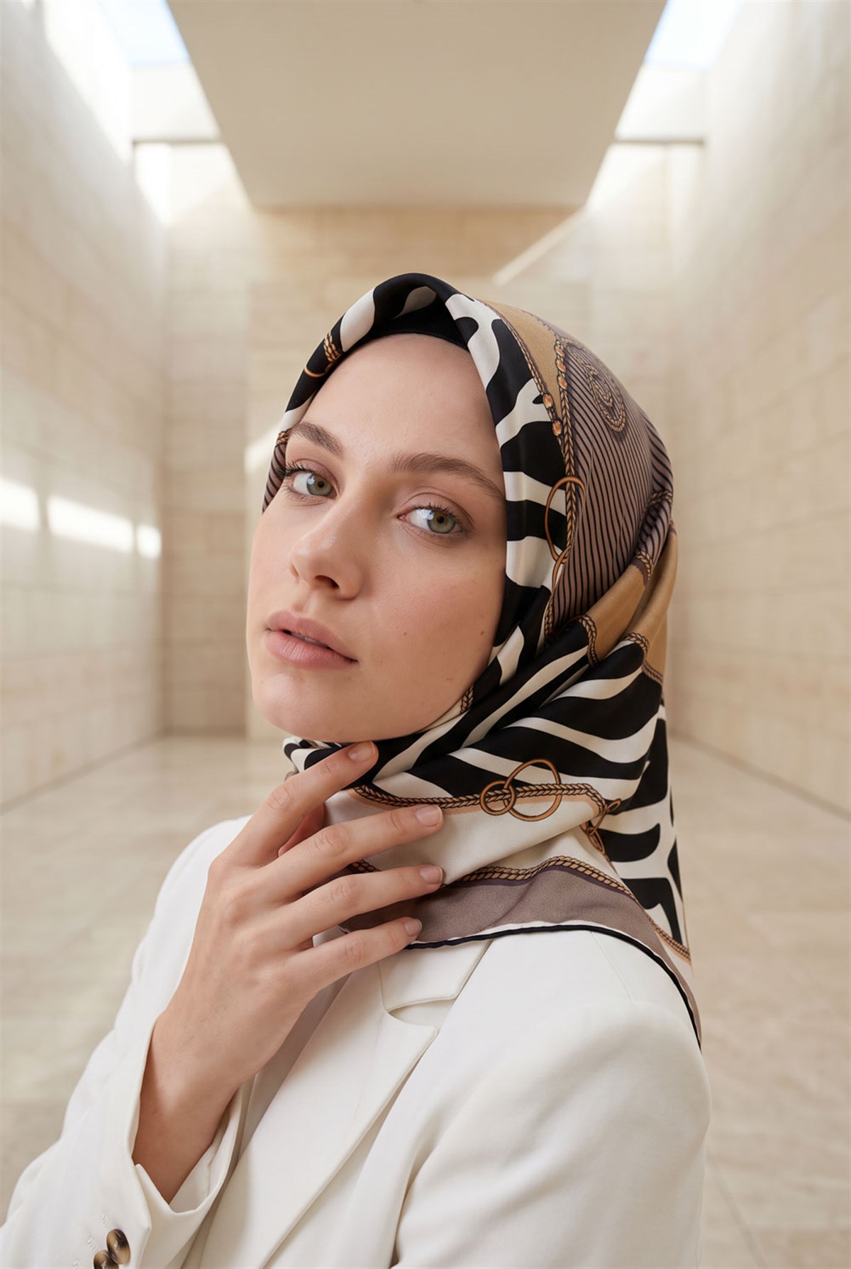 %100 Twill İpek Zincirli Ve Zebra Desenli Pudra - Bej Renkli 90x90 Eşarp Dikim Şekli : El Dikişi