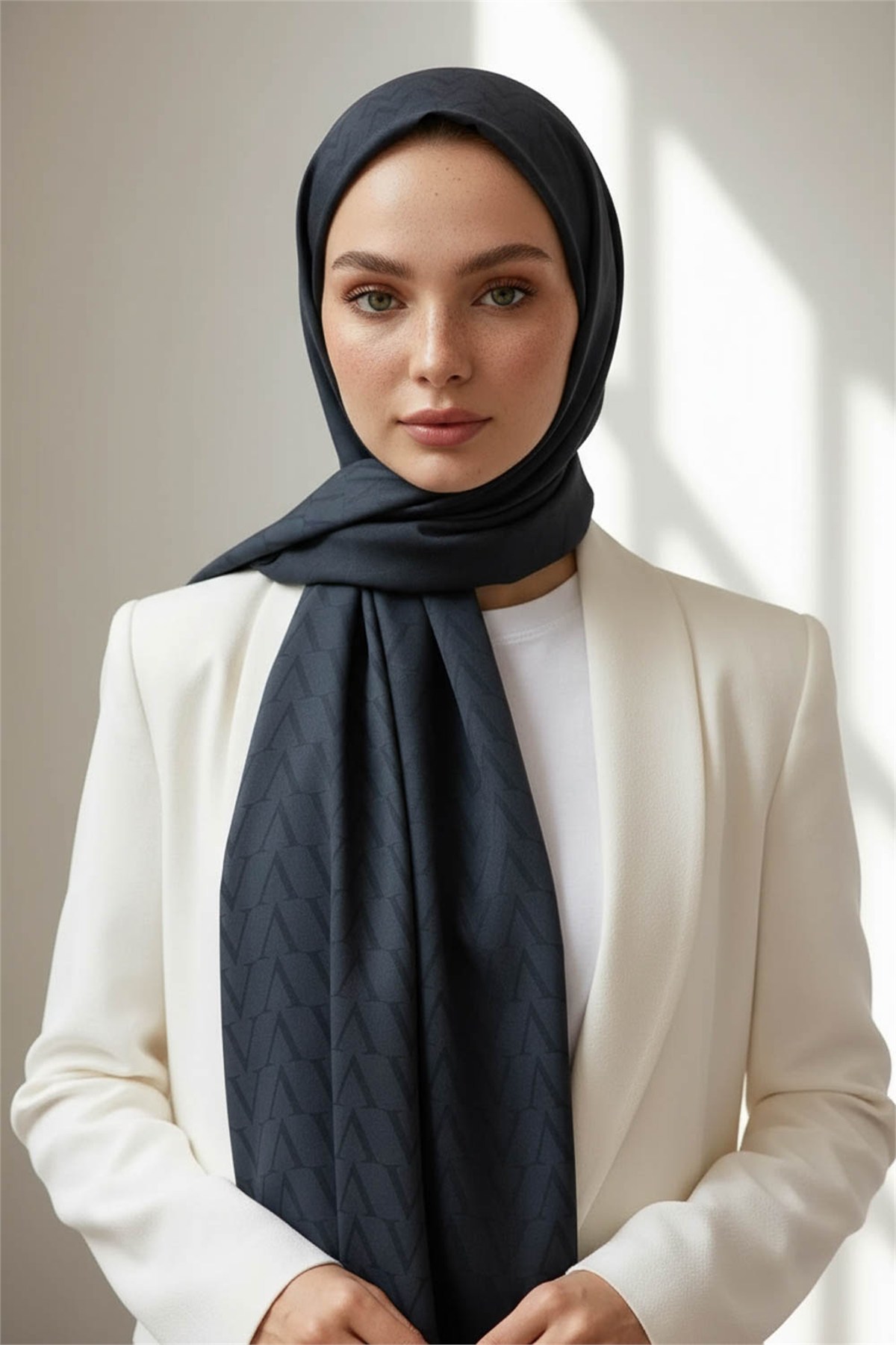 KREP DEGRADELİ MONOGRAM DESENLİ İNDİGO RENKLİ 75X195 KIRIŞMAZ ŞAL