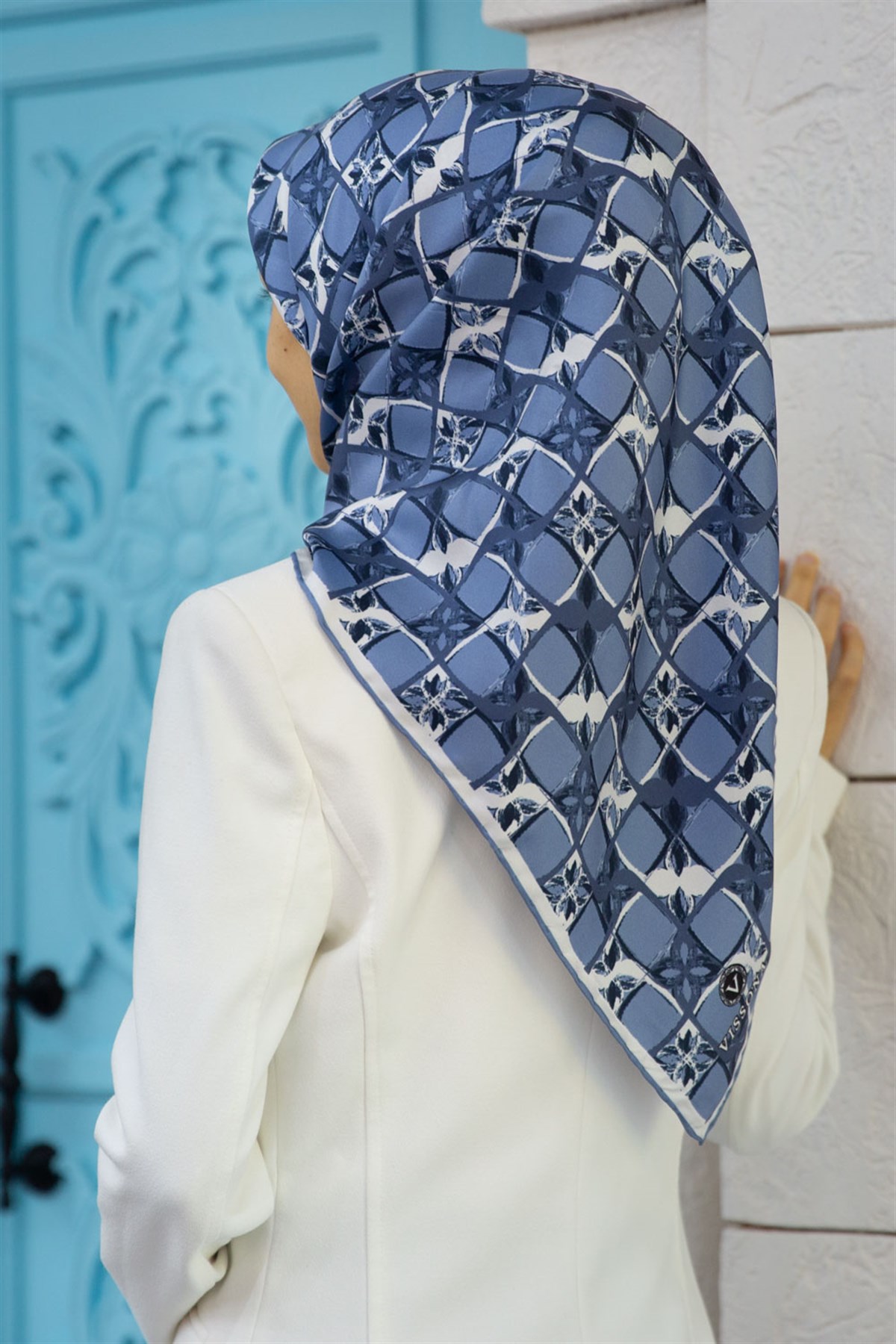 %100 Twill İpek Geometrik Desenli İndigo - Lacivert Renkli 90x90 Eşarp Dikim Şekli : El Dikişi