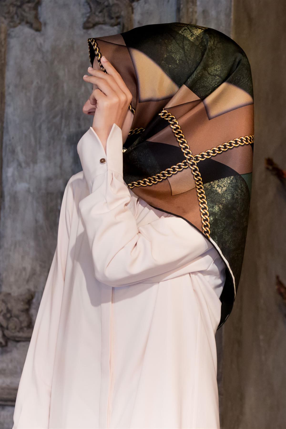 %100 Twill İpek Taş Efekti Desenli Petrol Yeşili - Siyah Renkli 90x90 Eşarp Dikim Şekli : El Dikişi