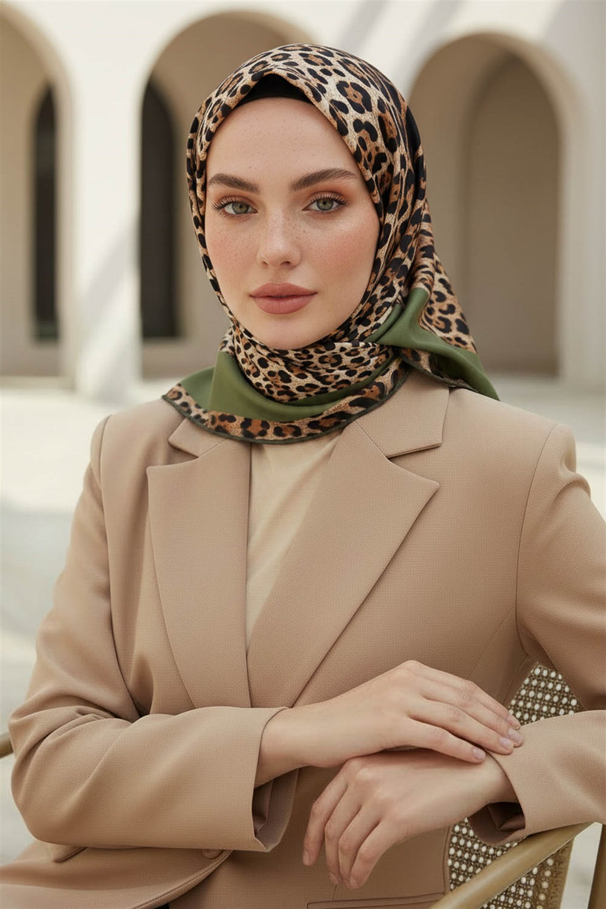 %100 Twill İpek Leopar Desenli Haki Renkli 90x90 Eşarp Dikim Şekli : El Dikişi