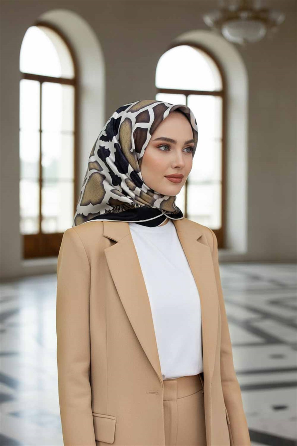 %100 Twill İpek Zürafa Desenli Sütlü Kahve - Bej Renkli 90x90 Eşarp Dikim Şekli : El Dikişi