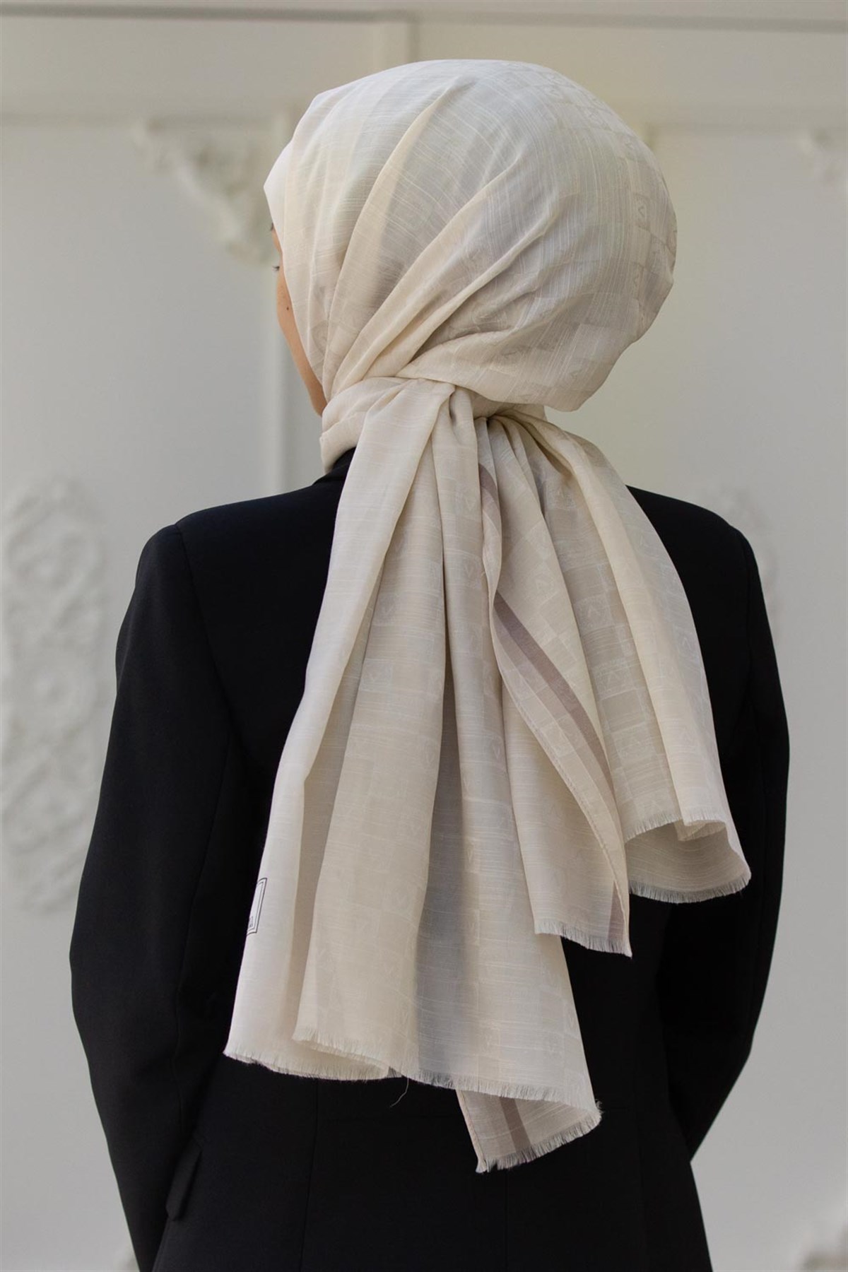 %57 İPEK %43 PAMUK MONOGRAM DESENLİ GÜMÜŞ RENKLİ 70X190 ŞAL