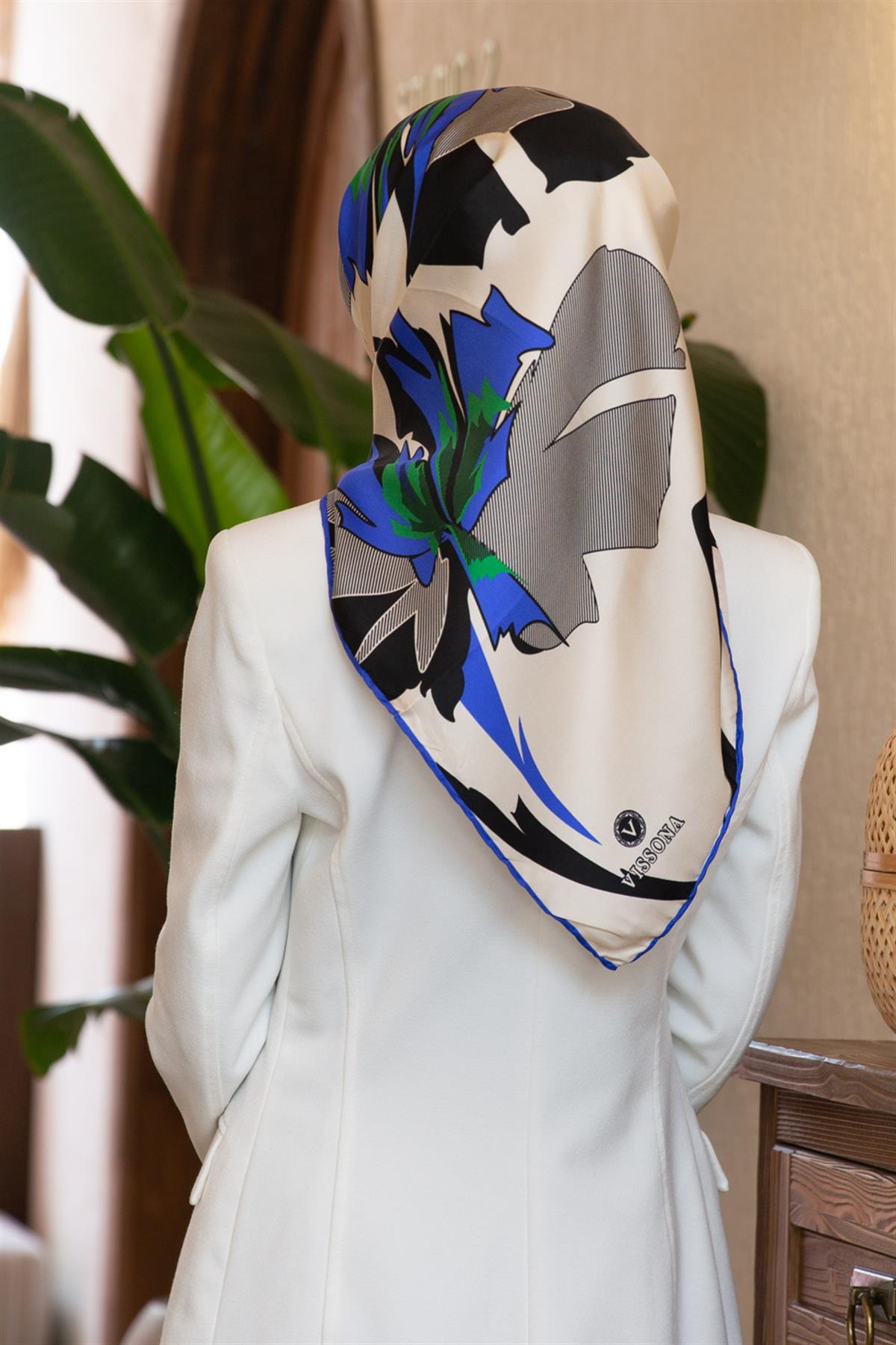 %100 Twill İpek Çiçek Desenli Krem - Saks Renkli 90x90 Eşarp Dikim Şekli : El Dikişi