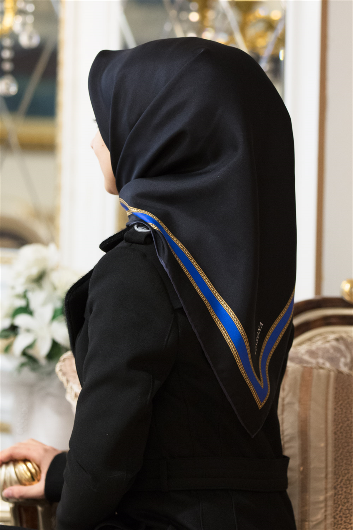 % 57 İPEK % 43 VİSKON Twill İpek Dokulu Şerit Desenli Siyah - Saks Renkli 90x90 Eşarp Dikim Şekli : El Dikişi