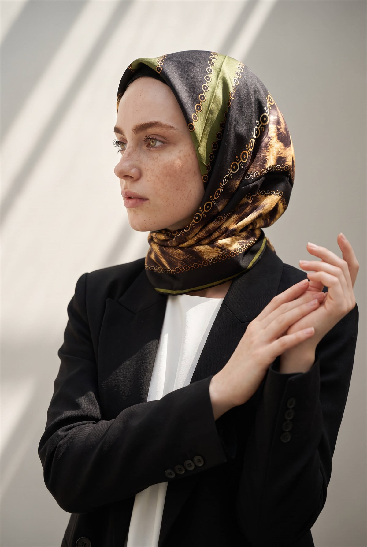 %100 Twill İpek Leopar Desenli Haki - Siyah Renkli 90x90 Eşarp Dikim Şekli : El Dikişi