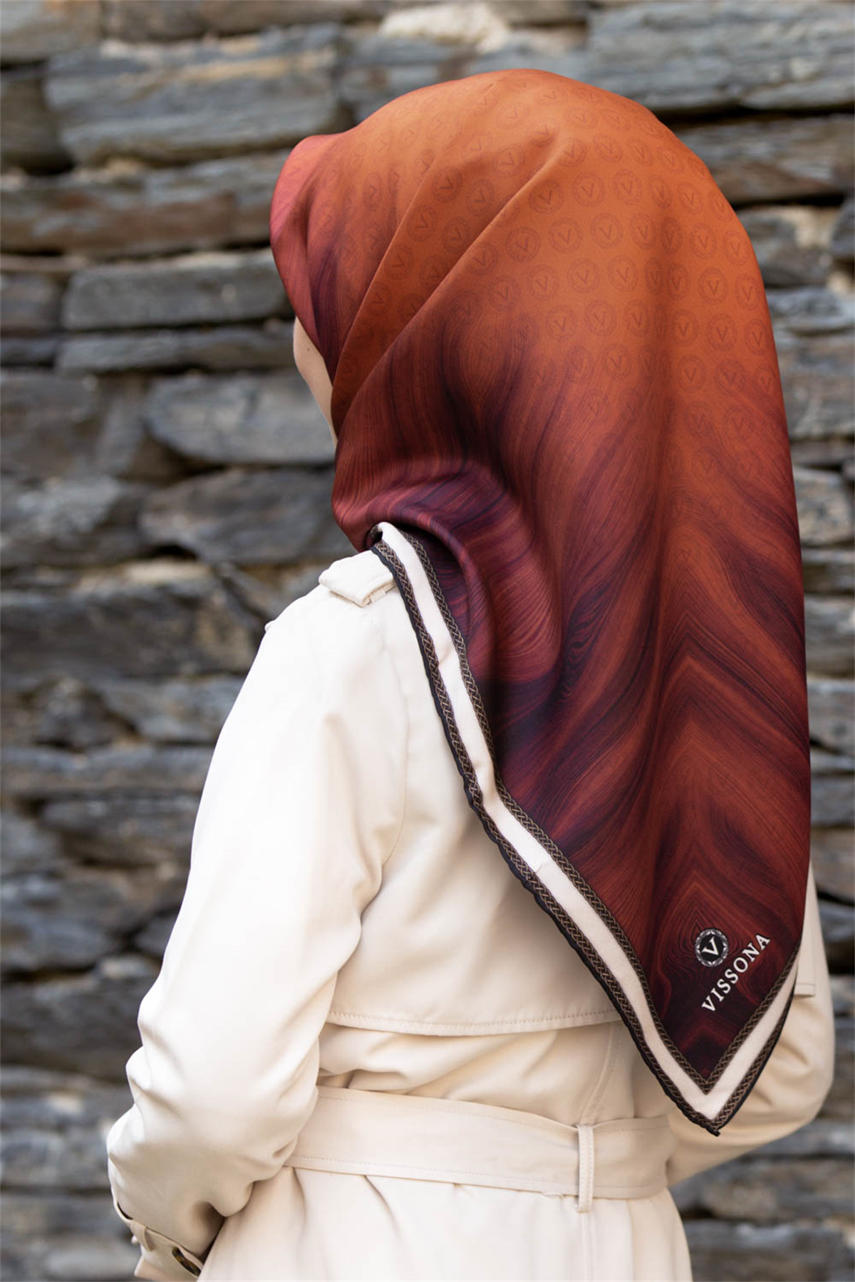 100% Twill İpek Monogram Desenli Taba Renkli 90x90 Dikim Şekli : El Dikişi Eşarp