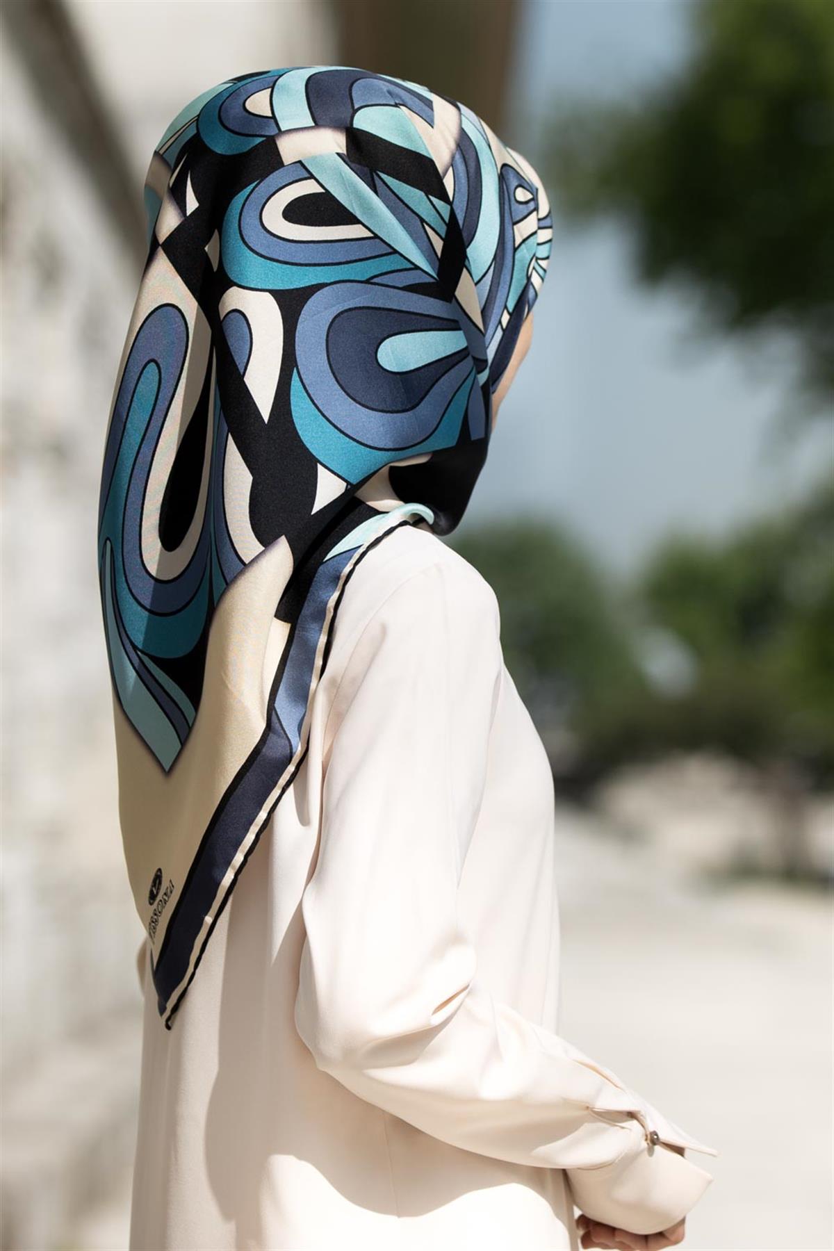 100% Twill İpek Geometrik Desenli Bebe Mavisi - İndigo Renkli 90x90 Dikim Şekli : El Dikişi Eşarp