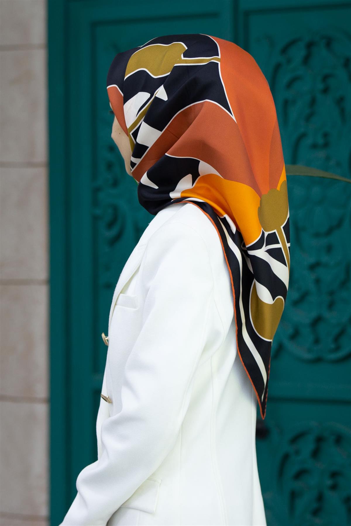 %100 Twill İpek Yaprak Desenli Turuncu - Zümrüt Yeşili Renkli 90x90 Eşarp Dikim Şekli : El Dikişi