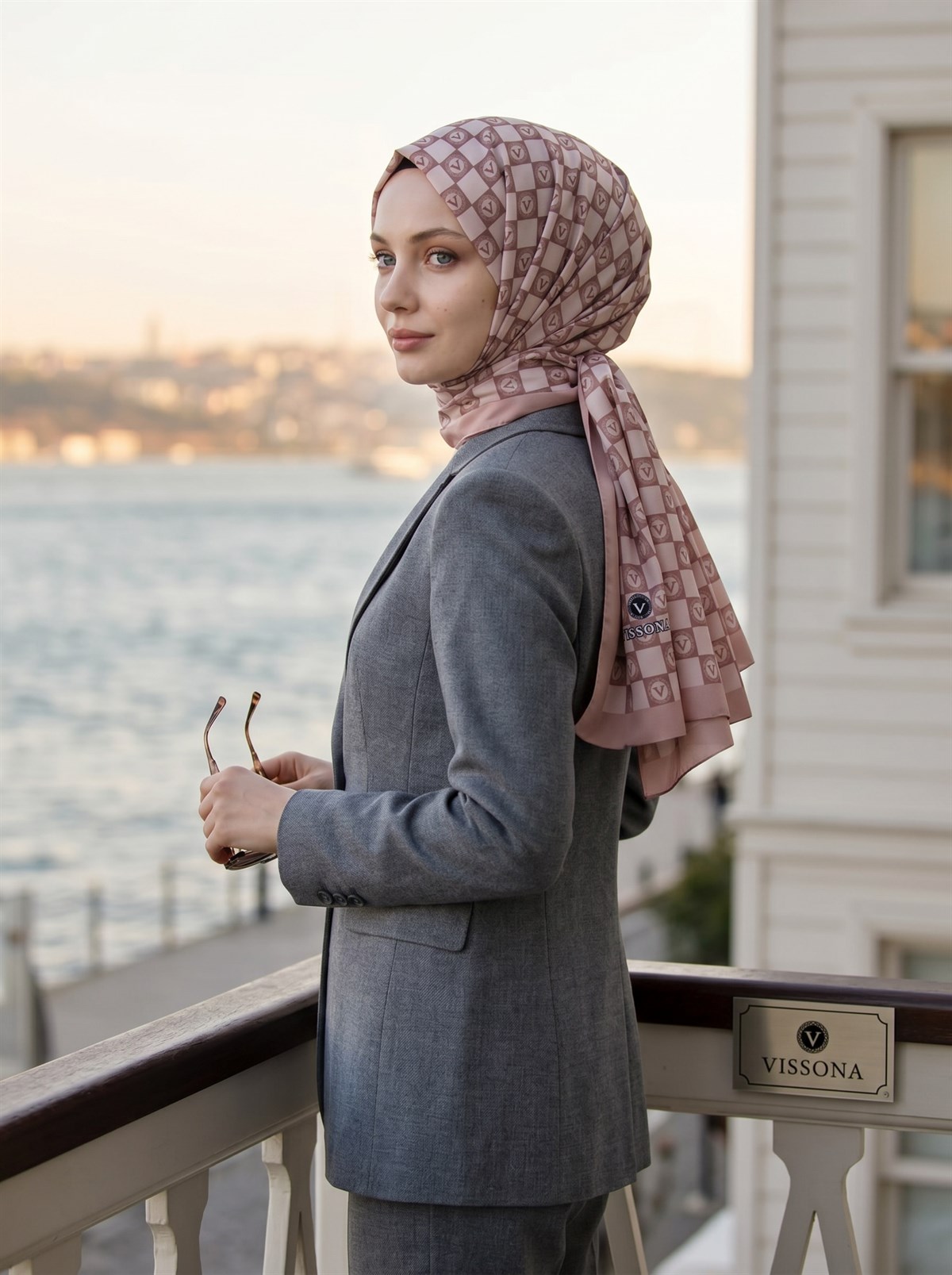 KREP MONOGRAM DESENLİ SÜTLÜKAHVE RENKLİ 75X195 KIRIŞMAZ ŞAL