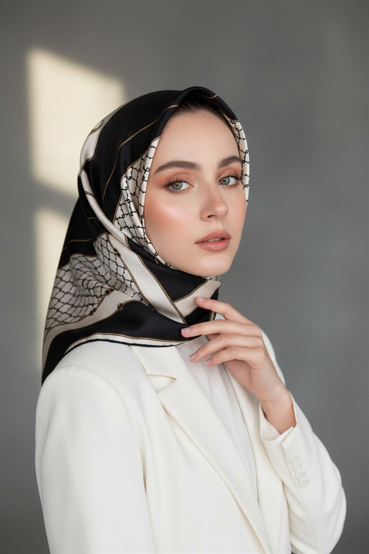 %100 Twill İpek Geometrik Desenli Siyah - Krem Renkli 90x90 Eşarp Dikim Şekli : El Dikişi