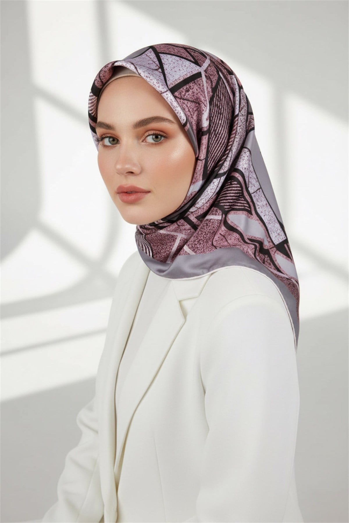 Kristal Geometrik Desenli Gri - Pudra Renkli 90x90 Eşarp (İpek İçermez) Kenar Dikiş Şekli El Dikişli