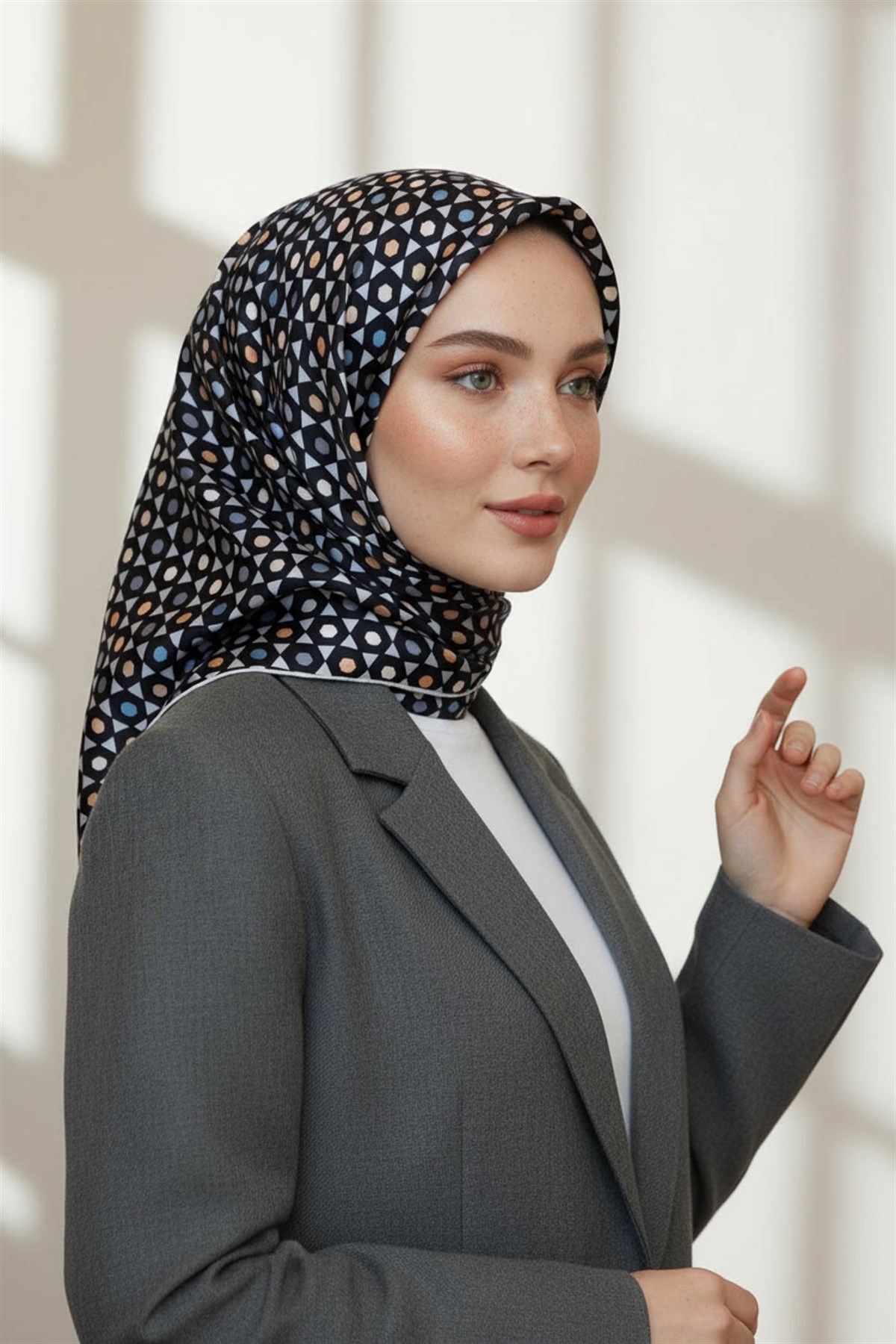%100 Twill İpek Nokta Desenli Siyah - Gri Renkli 90x90 Eşarp Dikim Şekli : El Dikişi