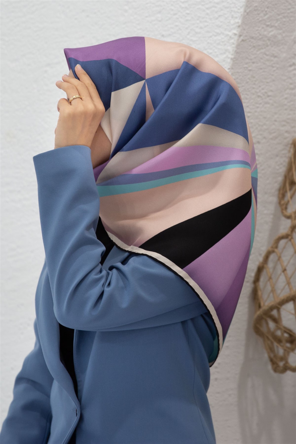 %100 Twill İpek Geometrik Desenli Lila - Pembe Renkli 90x90 Eşarp Dikim Şekli : El Dikişi