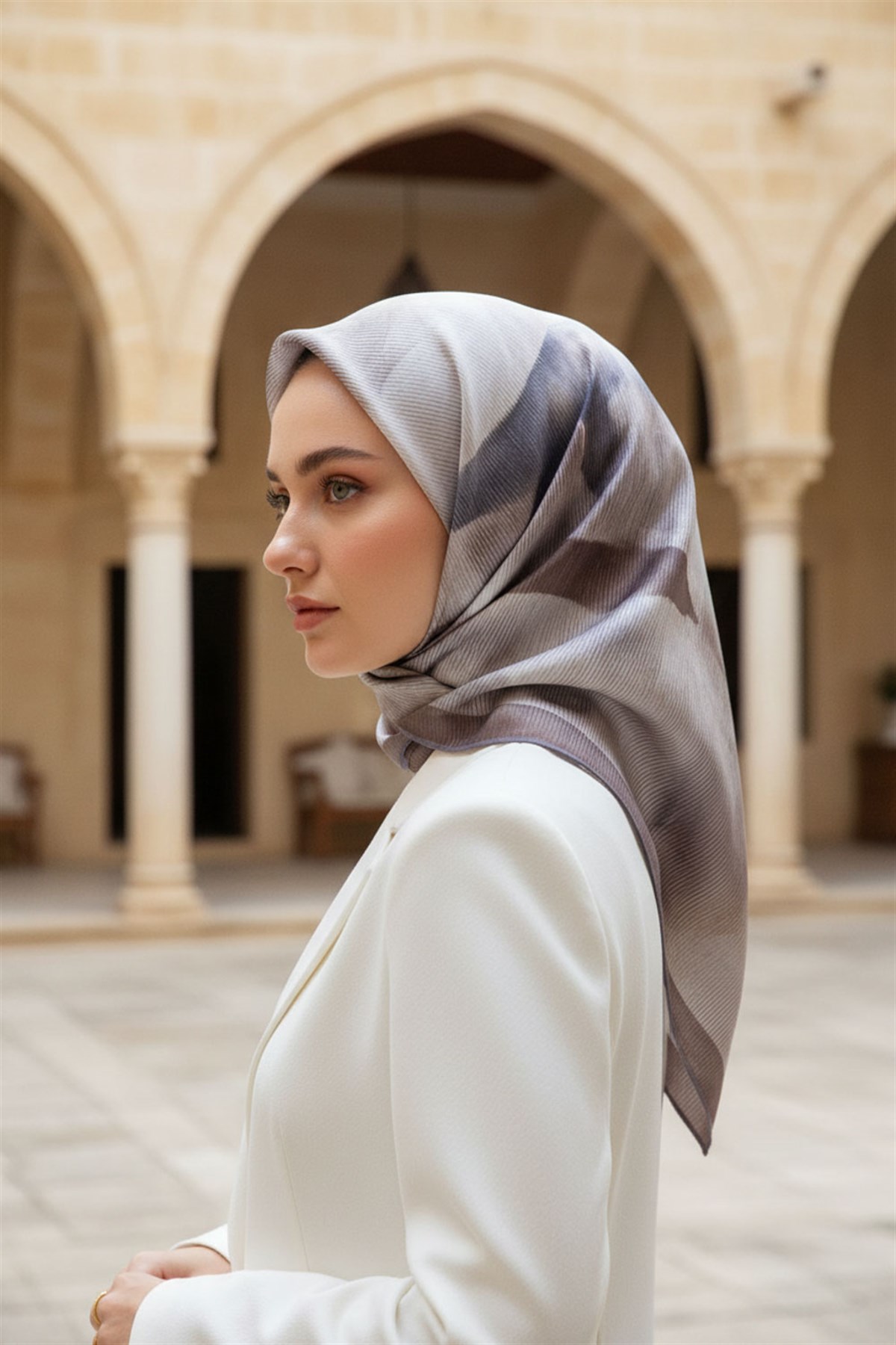 %100 Twill İpek Yaprak Desenl Gri - Bej Renkli 90x90 Eşarp Dikim Şekli : El Dikişi