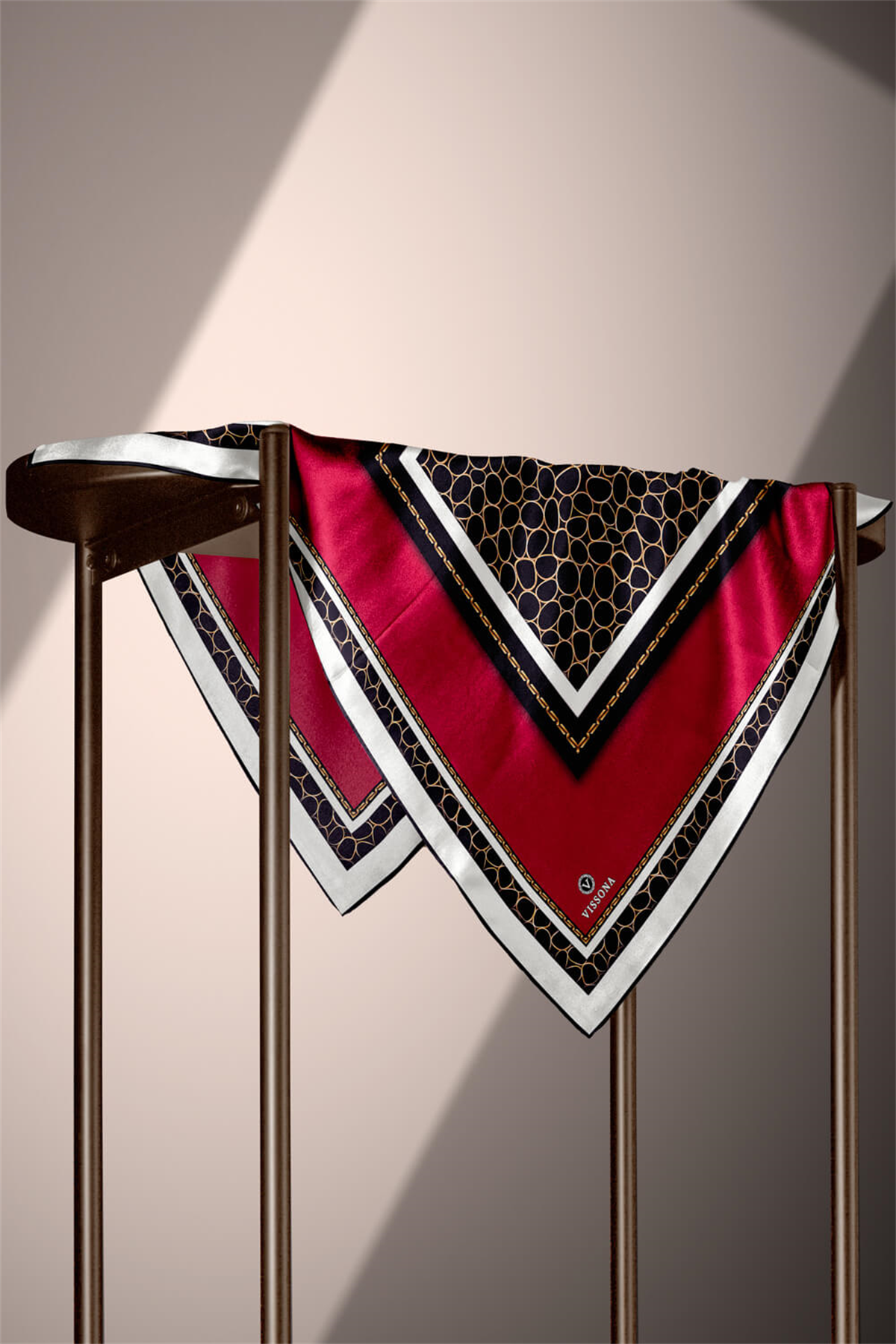 % 57 İPEK % 43 VİSKON Twill İpek Gold Halka Desenli Bordo - Siyah Renkli 90x90 Eşarp Dikim Şekli : El Dikişi