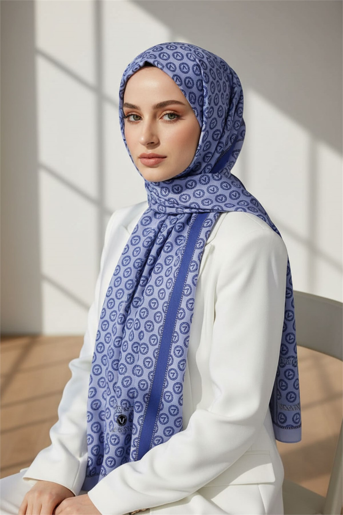 KREP DEGRADELİ MONOGRAM DESENLİ İNDİGO RENKLİ 75X195 KIRIŞMAZ ŞAL