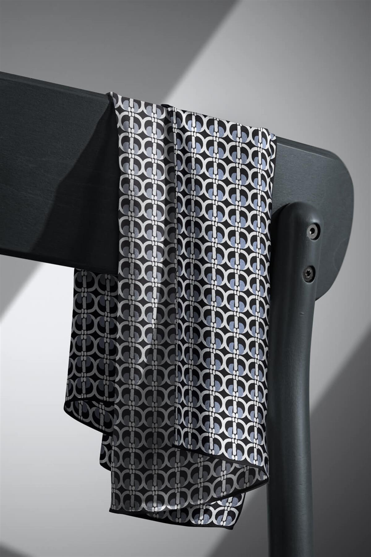 %100 Twill İpek Geometrik Desenli Siyah - Füme Renkli 90x90 Eşarp Dikim Şekli : El Dikişi