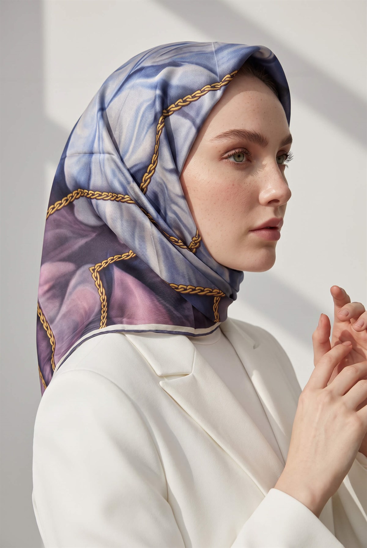 % 57 İPEK % 43 VİSKON Twill İpek Çiçek Geometrik Desenli indigo Renkli 90x90 Eşarp Dikim Şekli : El Dikişi