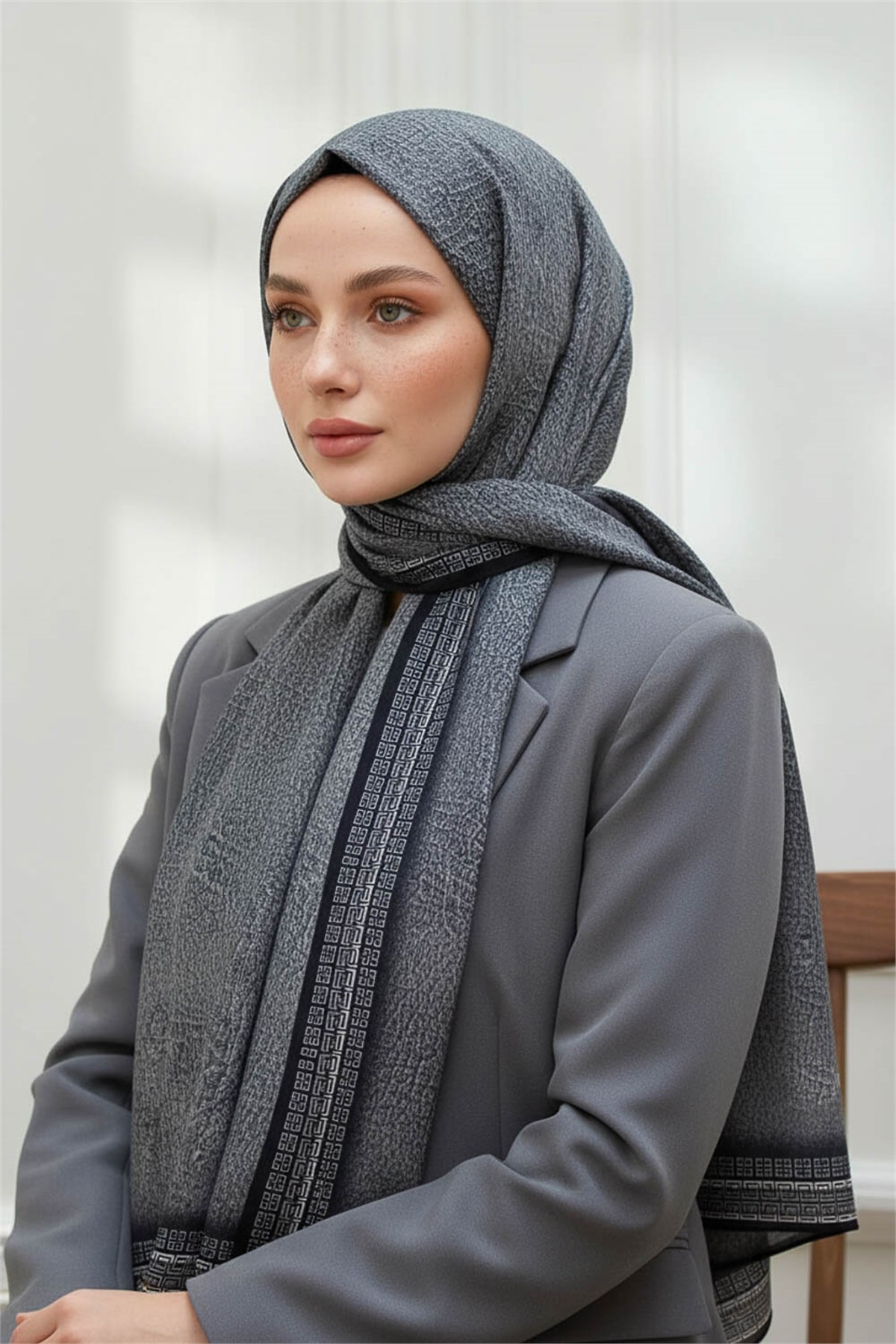 KREP DESENLİ FÜME RENKLİ 75X195 KIRIŞMAZ ŞAL