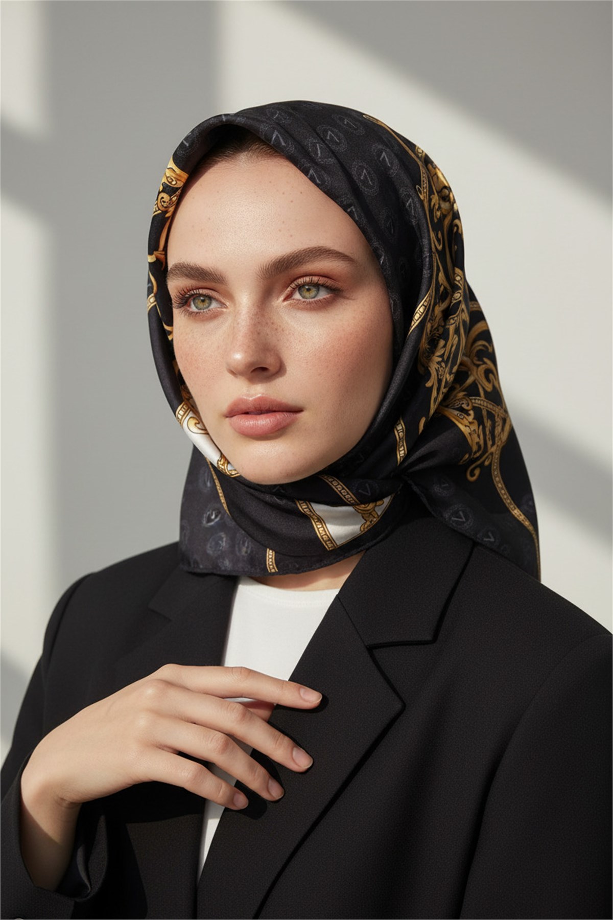 %100 Twill İpek Monogramlı Ve Barok Desenli Siyah - Gold Renkli 90x90 Eşarp Dikim Şekli : El Dikişi
