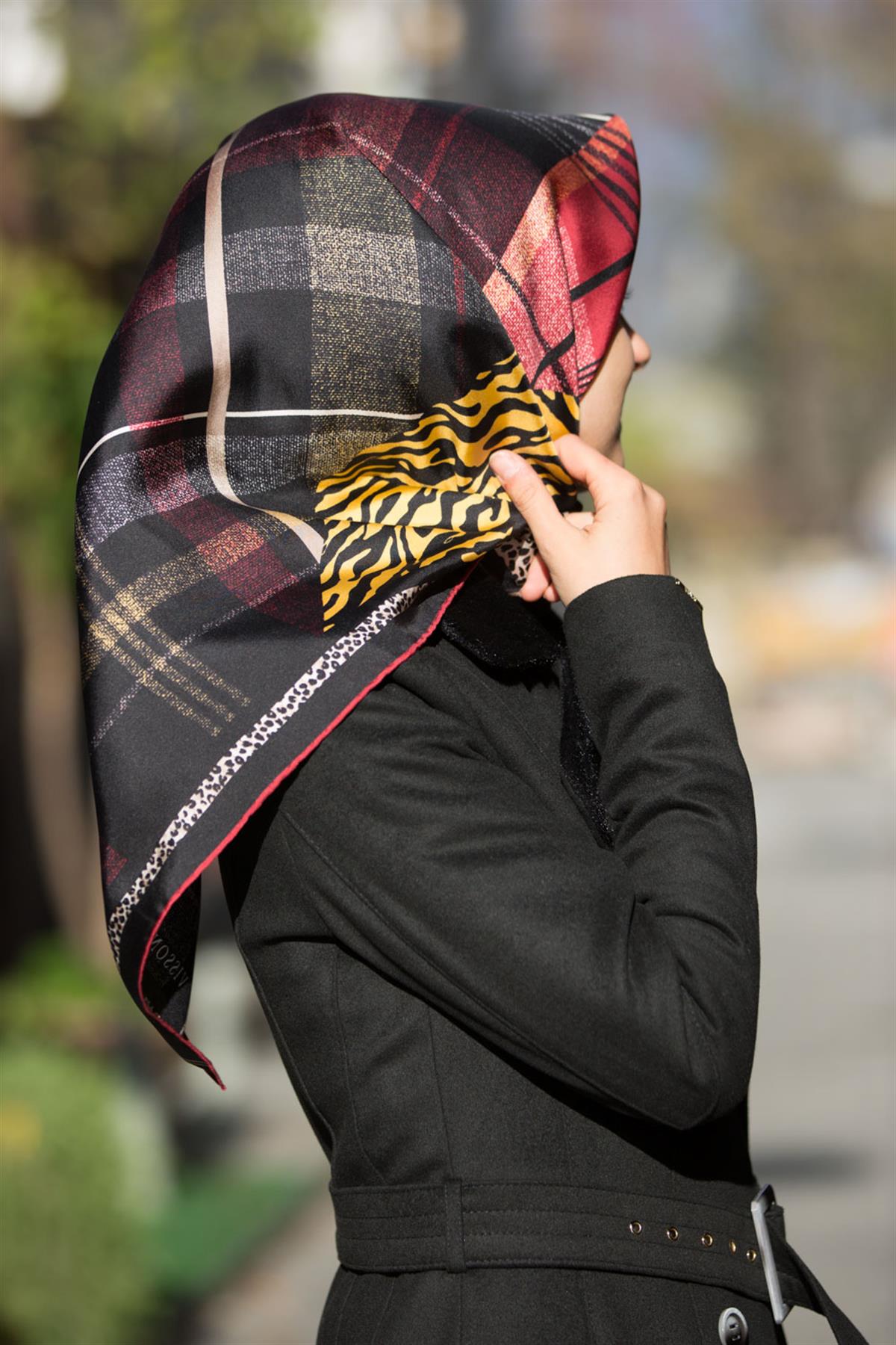 %100 Twill İpek Ekoseli Ve Leopar Desenli Siyah - Bordo Renkli 90x90 Eşarp Dikim Şekli : El Dikişi