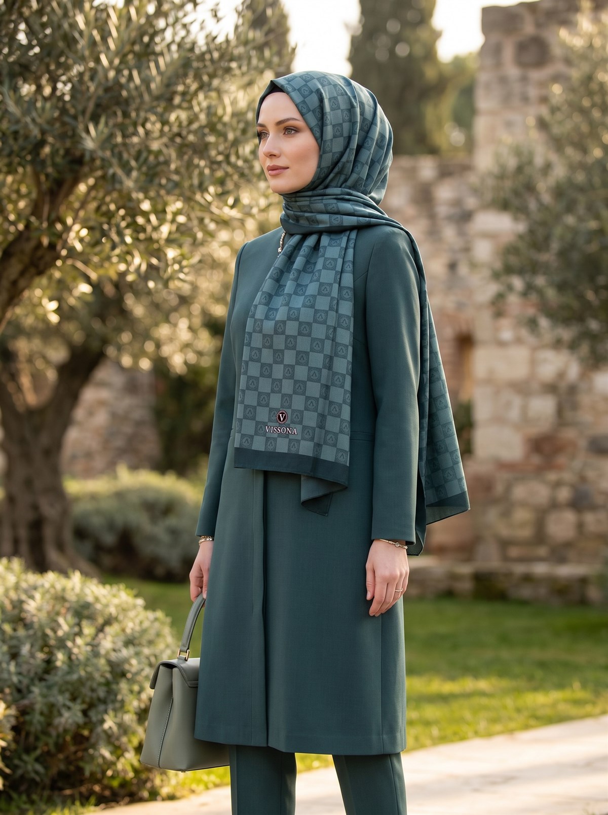KREP MONOGRAM DESENLİ ZÜMRÜT YEŞİLİ RENKLİ 75X195 KIRIŞMAZ ŞAL