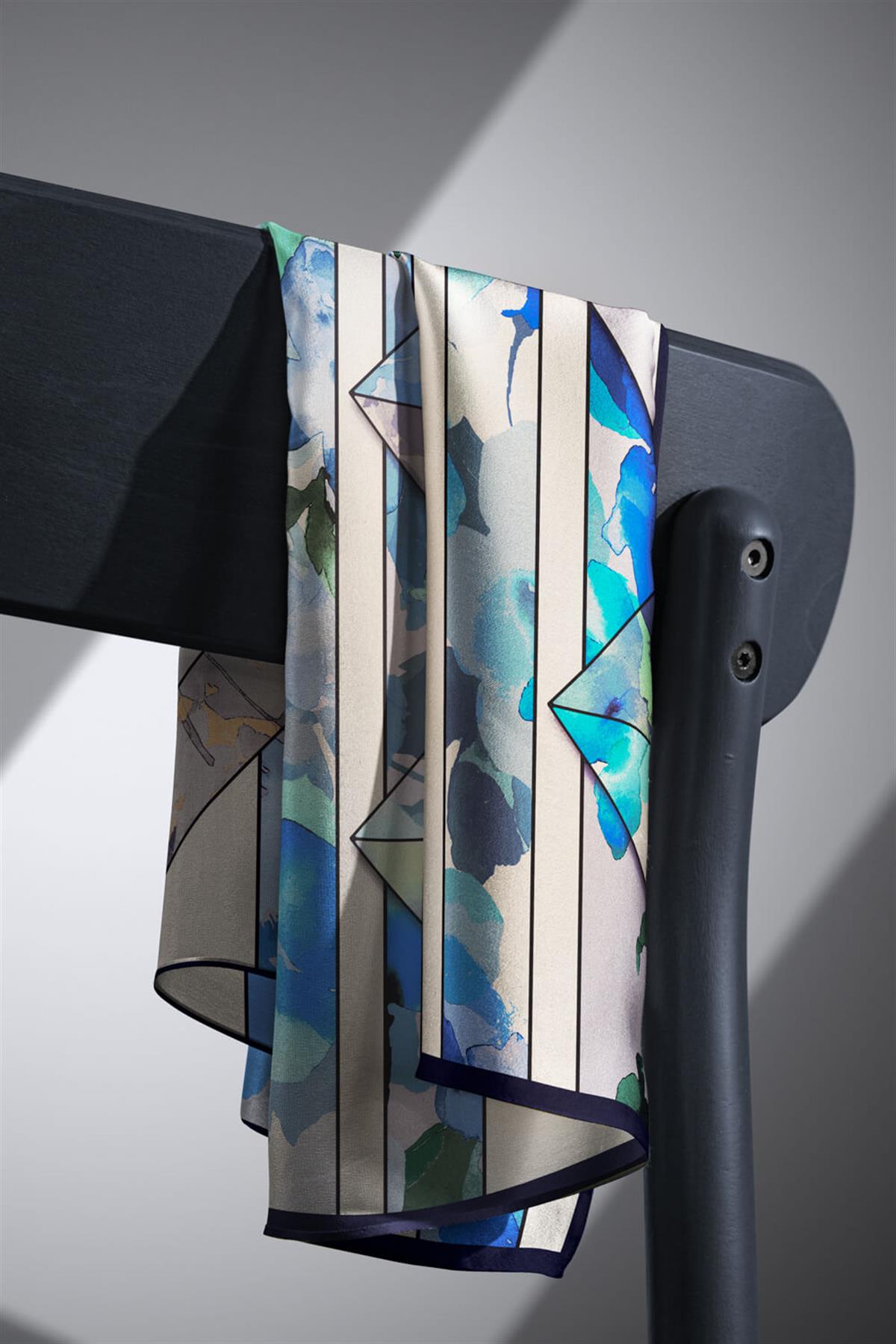 %100 Twill İpek Bahar Çiçekleri Desenli Bebe Mavisi - İndigo Renkli 90x90 Eşarp Kenar Dikiş Şekli El Dikişli