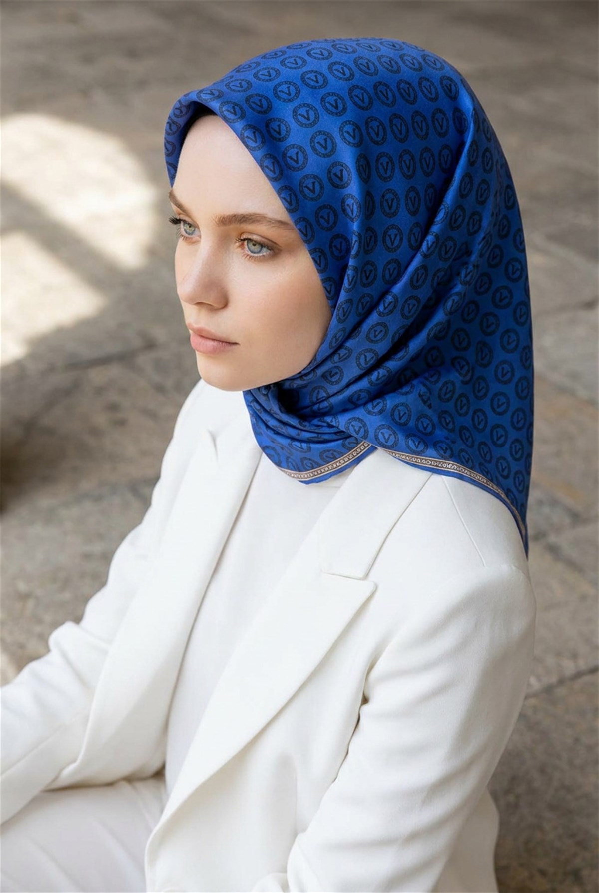 %100 Twill İpek Monogram Desenli Saks Renkli 90x90 Eşarp Dikim Şekli : El Dikişi