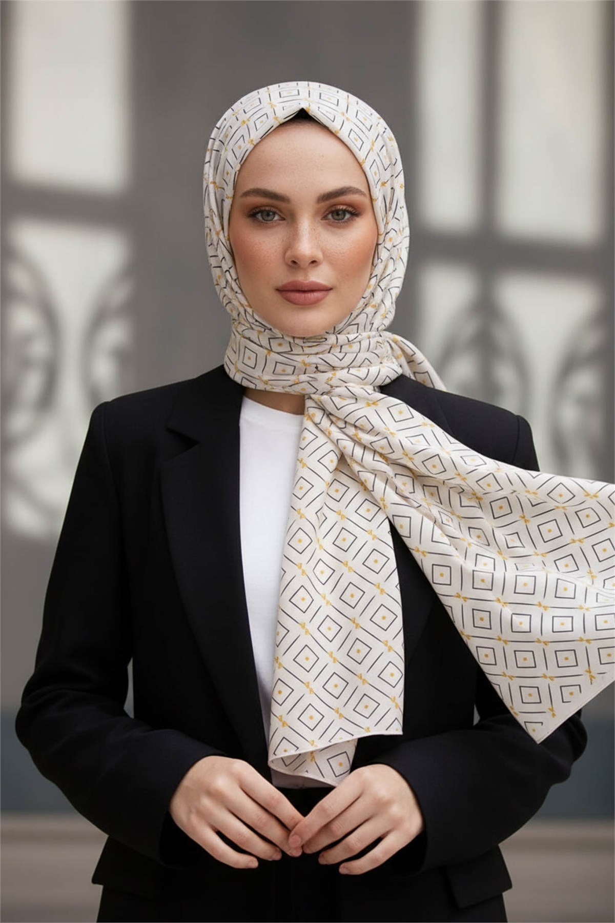KREP GEOMETRİK DESENLİ KREM RENKLİ 75X195 KIRIŞMAZ ŞAL