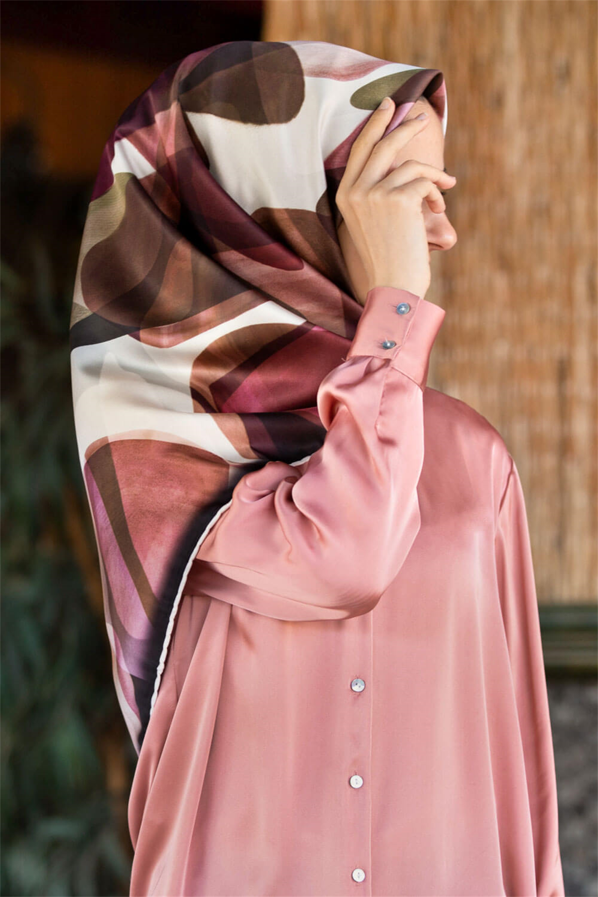 Twill Geometrik Batik Desenli Mürdüm Renkli 90x90 Eşarp (İpek İçermez) Kenar Dikiş Şekli El Dikişli