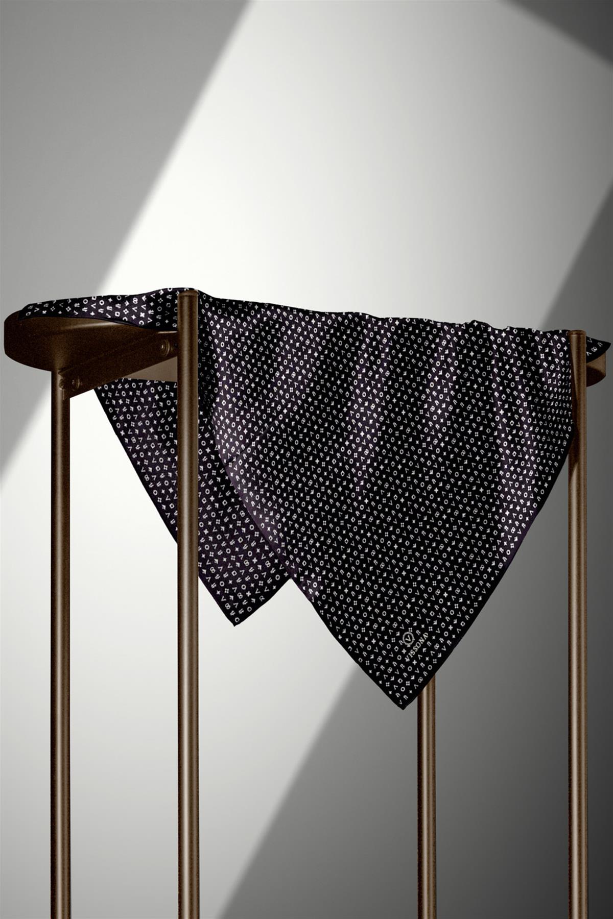 %100 Twill İpek Çıtır Motif Desenli Siyah - Krem Renkli 90x90 Eşarp Dikim Şekli : El Dikişi