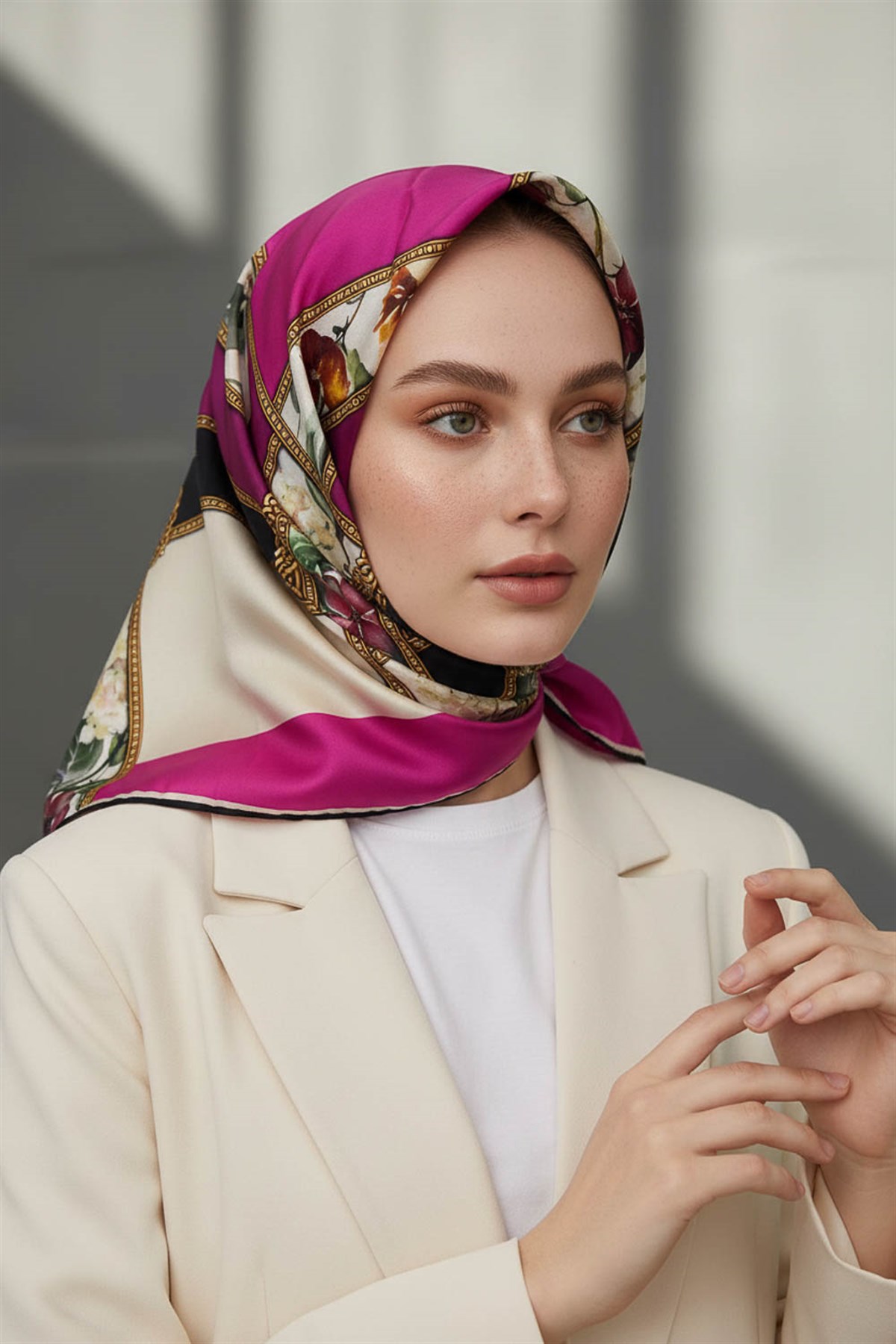 100% Twill İpek Şeritli Çiçek Desenli Fuşya - Krem Renkli 90x90 Dikim Şekli : El Dikişi Eşarp