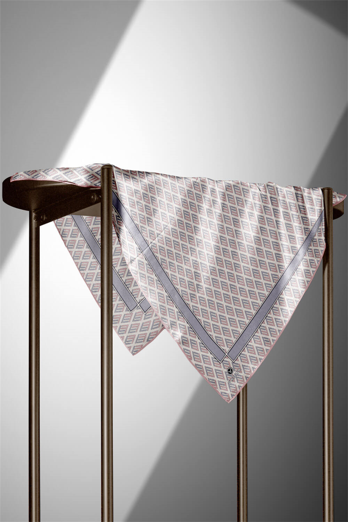 % 57 İPEK % 43 VİSKON Twill İpek Geometrik Desenli Pudra - Gri Renkli 90x90 Eşarp Dikim Şekli : El Dikişi