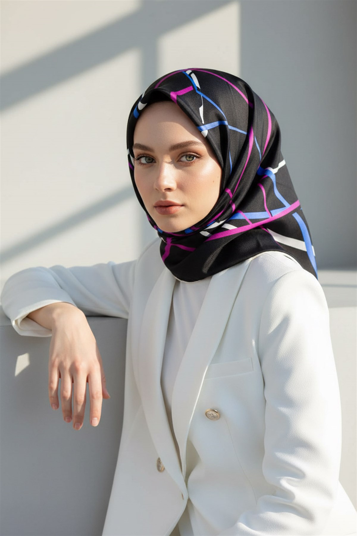 %57 İPEK %43 VİSKON Twill İpek Çizgili Desenli Saks - Fuşya Renkli 90x90 Eşarp Dikim Şekli : El Dikişi